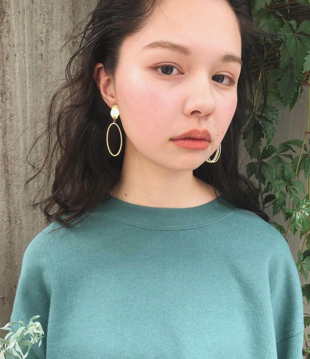 カワシリアツシのインスタグラム：「明日もご予約お待ちしてます◎ ・ ・ ・ ・ブリーチの回数がわからない。 ・値段が気になる。 ・ダメージが心配。など なんでもご気軽にご相談ください😊 ・ ご予約やご相談はDM・LINEにて待ちしております🙆‍♂️ ・ ・ ・  #アディクシー #イルミナカラー  #外国人風カラー #ミニボブ #切りっぱなしボブ #ハイライト #外ハネ #グラデーション #外国人風 #ポートレート #美容室 #美容院 #美容学生 #撮影 #東京 #渋谷  #ショートヘア #グレージュ  #ブルージュ #ブリーチ #portrait #フィルムカメラ #hairstyle #ショートカット #haircolor #ハイトーン #데일리룩 #时尚 #แฟชั่น#デジキュア」