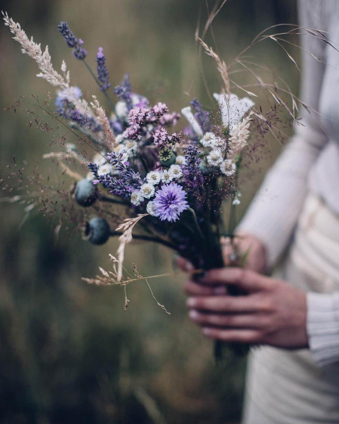 Our Food Storiesさんのインスタグラム写真 - (Our Food StoriesInstagram)「Flowers from the garden picked by our dear friend Rahel🌸 Happy Friday guys! #ourfoodstories_countryside  ____ #countrysidewalk #countrysideliving #countrysidelife #diewocheaufinstagram #theweekoninstagram #fellowmag #verilymoment #houseandgarden #gardeninspiration #bouquet #simplejoys #blooooms #flowerlover #gardenista」7月12日 21時42分 - _foodstories_