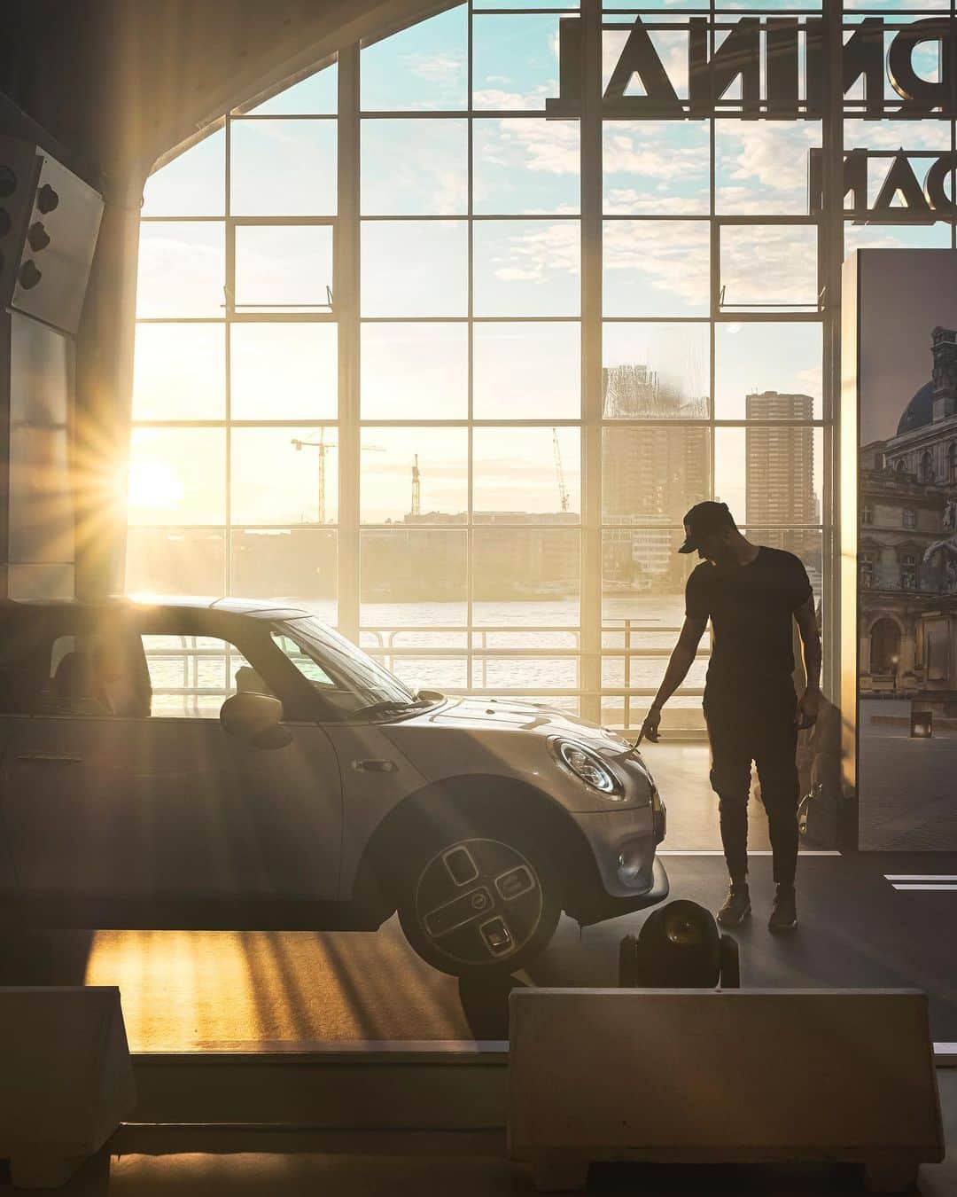 Nicanor Garcíaのインスタグラム：「A touch of light | Un toque de luz #nicanorgarcia #travelarchitectures (Swipe left to see both photos) Let me share with you some details of the new MINI Electric that are still buzzing in my mind since the World Premiere in Rotterdam a few days ago. I love that the #AllElectric car doesn’t need gasoline! This means that the main display when sitting in the driver’s seat shows information about battery power, not gasoline. Also, I remember that the trunk space is roomy, thanks to the clever horizontal placement of the battery down the middle of the car. I can imagine taking lots of photography equipment with me on an eco-friendly adventure! ⠀ The coolest thing about the World Premiere was that we were all there supporting the race to meet a fast-approaching, strict deadline for lower emissions in the EU by 2021. What are you doing to contribute to lower emissions? @MINI #ChargedWithPassion #MINI #MINIElectric #advertisement ⠀ MINI Cooper SE*: Energy consumption in kWh/100 km combined: 13.2/15.0, Fuel consumption in l/100 km combined: 0, CO2 emissions in g/km combined: 0. The driving range depends on a variety of factors, especially: personal driving behavior, selected route, weather conditions, usage of heating/cooling and preconditioning. *These figures are preliminary values and have not yet been confirmed. Subject to change.」