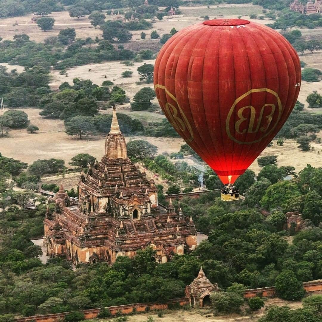 ナショナルジオグラフィックさんのインスタグラム写真 - (ナショナルジオグラフィックInstagram)「Photo by Ira Block @irablockphoto | A tourist balloon flies over a temple in Bagan, Myanmar. Tourism is an important part of the Burmese economy, and the temples in Bagan are a popular destination. During the Bagan kingdom's height, between the 11th and 13th centuries, there were over 10,000 Buddhist pagodas, temples, and monasteries in the region. In August 2016, a 6.8-magnitude earthquake destroyed some of the 2,500 remaining temples in the area and forced others to close to tourists due to safety concerns. #followme @irablockphoto to see more images from the world. #myanmar #burma #bagan #irablock」7月12日 21時37分 - natgeo