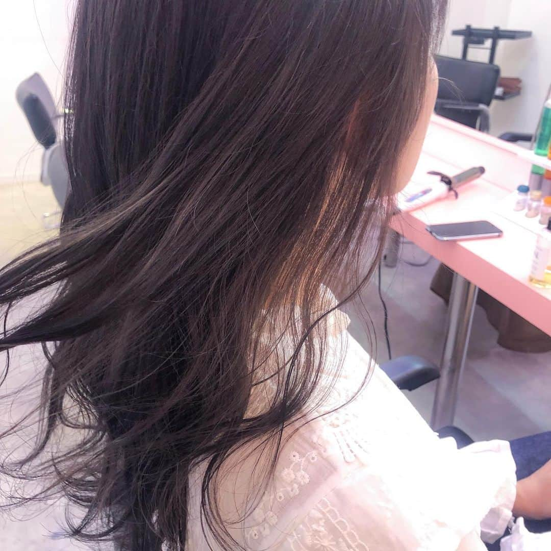 かほこ。さんのインスタグラム写真 - (かほこ。Instagram)「ㅤㅤㅤㅤㅤㅤㅤㅤㅤㅤㅤㅤㅤ ㅤㅤㅤㅤㅤㅤㅤㅤㅤㅤㅤㅤㅤ new color ✦ ㅤㅤㅤㅤㅤㅤㅤㅤㅤㅤㅤㅤㅤ インナーカラー、 ピンク→オレンジときて 次何色にしようかなって思ってたら 高梨さんが緑って提案してくれて、 ㅤㅤㅤㅤㅤㅤㅤㅤㅤㅤㅤㅤㅤ 緑着る服選びそうだなあ、、 って迷ってたけど、 暗めの、アッシュ？マット？っぽく してもらいました！！ 初めは違いが分かんないけど ちゃんと色変えてもらったので、 色落ちしてく過程が楽しみ…！🥺❤️ ㅤㅤㅤㅤㅤㅤㅤㅤㅤㅤㅤㅤㅤ とても暗めだけど透ける色味で、 中の色の違いは3枚目が分かりやすいかな？ 一旦落ち着きました！ ㅤㅤㅤㅤㅤㅤㅤㅤㅤㅤㅤㅤㅤ 詳しい色とかは分からないので @byalansmithee_takanashi さんまでどうぞ！ いつもほとんどお任せしてます❤︎ 今回もありがとうございました〜🧚🏻‍♀️💫 ㅤㅤㅤㅤㅤㅤㅤㅤㅤㅤㅤㅤㅤ あ！！ 最後のが染める前です！ ㅤㅤㅤㅤㅤㅤㅤㅤㅤㅤㅤㅤㅤ #haircolor #ヘアカラー #グレージュ #インナーカラー #kaho_hair_make」7月12日 21時42分 - xxokohakxx