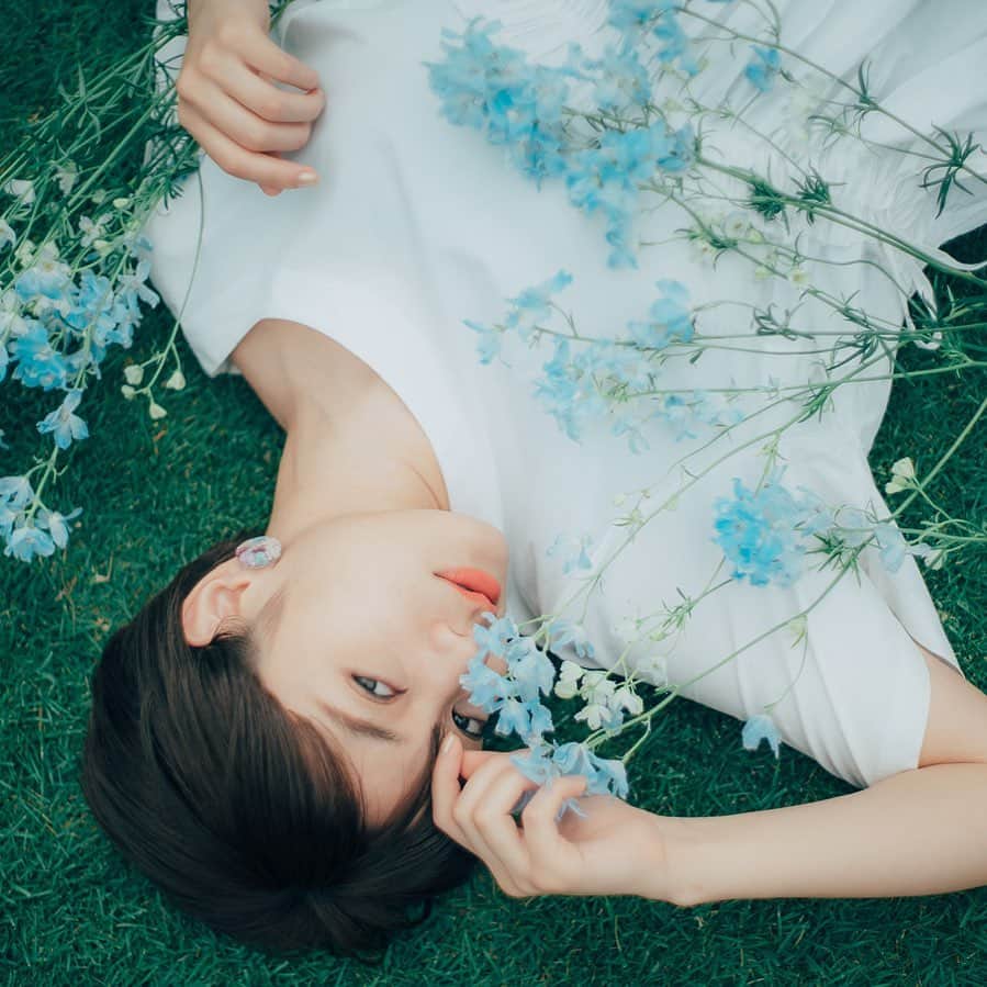 のインスタグラム：「. . 【Delphinium】photo by @takutaki . . . 動くってことは、ワクワクする反面、不安もある。 行動力あるねってよく言ってもらえるんだけど、 正直怖いし、気を緩めたら泣きそうなこと、私もあるよ☺️ たまにDMで仕事や夢についての相談をもらうんだけど、 大丈夫、大丈夫。乗り越えたら、絶対強くなるから。 大事なのは、後悔のない努力と自分を信じること！ 私も頑張るから、一緒に頑張ろうね✊🏻 . . 急な語り失礼しました❤︎笑 . . #pic#photo#photography#portrait#delphinium#beautiful#flower#blueflowers#model#shorthair#japanesemodel#instajapan#ポートレート#写真#作品撮り#モデル#ショート#マリンブルー#デルフィニウム#綺麗な花#白ワンピ#被写体#笛木陽子」