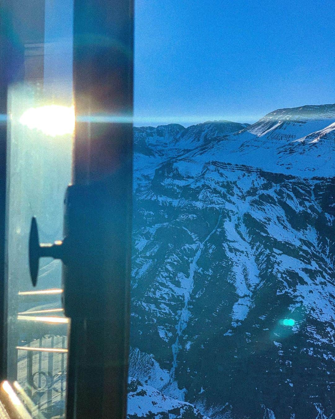 カロリーネ・セリコさんのインスタグラム写真 - (カロリーネ・セリコInstagram)「Mais alguns tons de azul 💙dessa vez com um toque de branco. ❄️ Acordando essa sexta com essa vista, e agradecendo por estar na montanha, lugar que eu amo estar. Amo o frio, o ar, a altitude... Dessa vez estou em @valle_nevado, que vim a última vez mais de 15 anos atrás, e já estou adorando estar aqui de novo! 🥰  #roomwithaview #snowtrip #vivavalle #fridays 📸 Minha 💪🏻」7月12日 21時44分 - cacelico