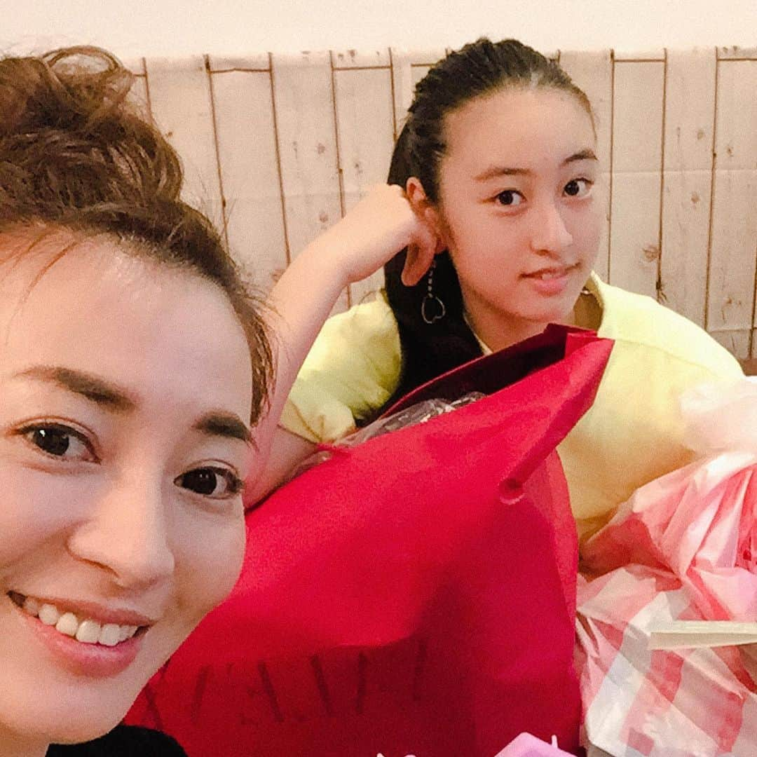 新山千春さんのインスタグラム写真 - (新山千春Instagram)「朝から娘のLINEが鳴る鳴るっ‪𐤔𐤔‬ . 娘への誕生日🎂おめでとう！LINEを みて喜ぶ娘をみて、ジーンときたなぁ(*˘︶˘*).｡.:*♡ . 有難いです🌹 . 小さな幸せに感謝出来る心を大事に！ これから先も友達を大事に！  挫折とか失敗したとしても糧に出来る強い心で 自分らしく頑張ってほしいって願います。 .  Moaの母親になれて幸せです🌹 . うまれてきてくれてたくさんの 感動をありがとう🌹 . 生涯大事な日 7月12日💜 . . . . .  #手作り #誕生日 🎂 #スティッチ #Disney  #百均 の小さいナイフ最高に使いやすい！👍 _____________________________________________________🌴 #art 好き🎨#chihuahua #dog 🐶  #mamafashion #Japaneseactress #casualcoordinate #denimcoordinate #makeup #model  #mama#mamastyle #Instagood #cooking #streetwear #mamacoordinate #hairarrange #streetfashion  #outfit #casualstyle  #fashionistas #dailylook #coodinate #新山千春  _____________________________________________🌴🌵🌴」7月12日 21時48分 - chiharuuu_0114