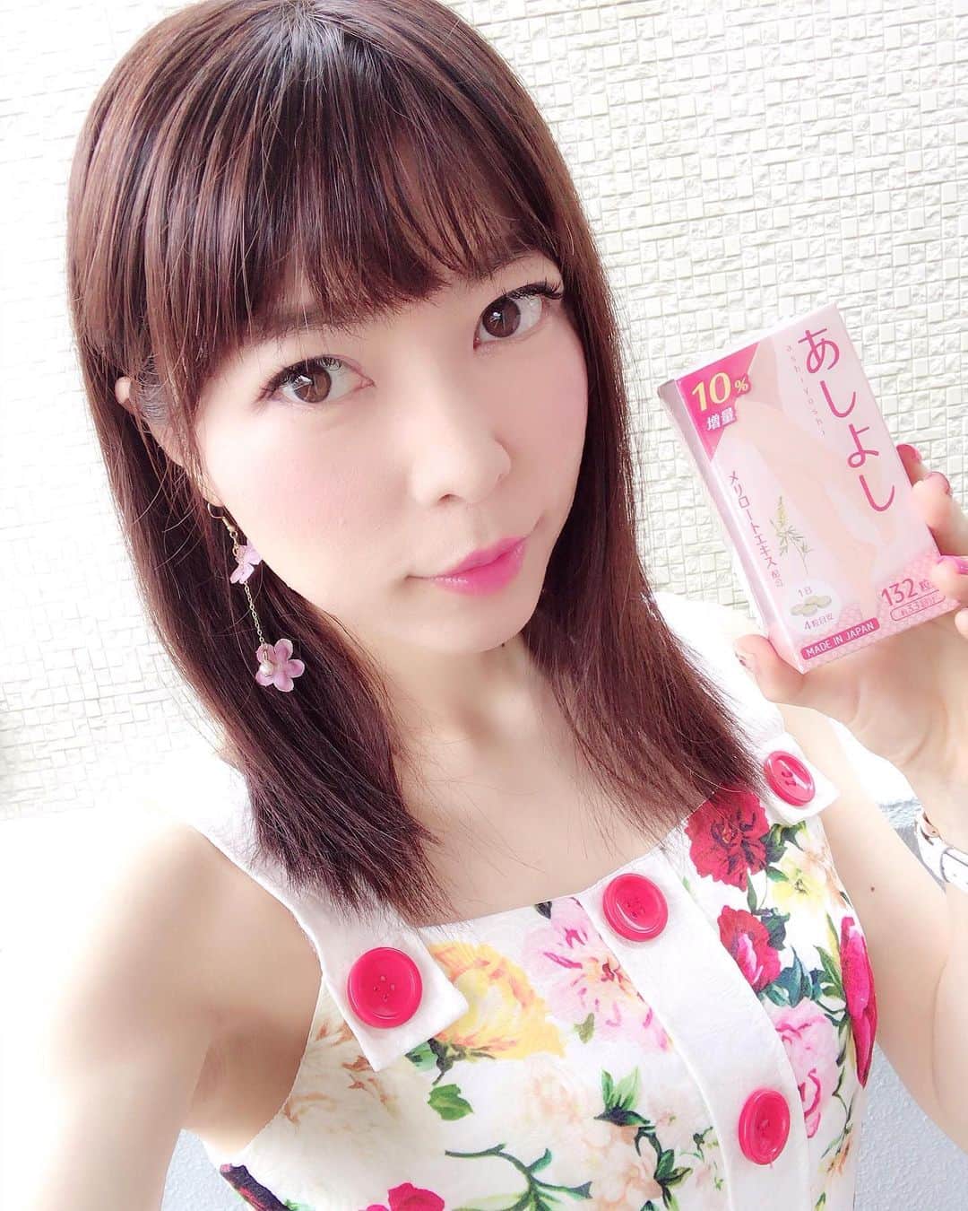 DJ MIYAさんのインスタグラム写真 - (DJ MIYAInstagram)「やっほ～～～ぉ☆彡夏直前だしぃ～。 サンダル季節がやってきたよねん♪🎀 生足にサンダルー！❤️ . .  MIYAは、週４でジムでトレーニングしているけど、 それ以外にこれも飲んでるよ～。あしよし！ 脚のむくみは、塩分の摂りすぎ、運動不足などによって 忙しい方は、なかなかケアが難しいですよね～。💗 . . 「あしよし」で脚にたまる、余分な水分をケア～！ メリロートエキスがいいみた～～い。❤️ . . .  #あしよし #美脚 #足ダイエット #下半身ダイエット#フィットネス女子　#ダイエット　#脚痩せ　#足痩せ #ボディメイク　#インスタグラマー　#インフルエンサー #美容　#美容ブロガー　#コスメ好き　#コスメマニア　#美脚女子 #夏コーデ　#ファッション好き　#美容好き　#今日のメイク #今日のコーデ　#フィットネス　#むくみケア　#脚のむくみ #ボディケア　#サプリメント　#スリムなボディ　#スリムボディ #モデル 　#筋肉女子」7月12日 21時48分 - dj_miya
