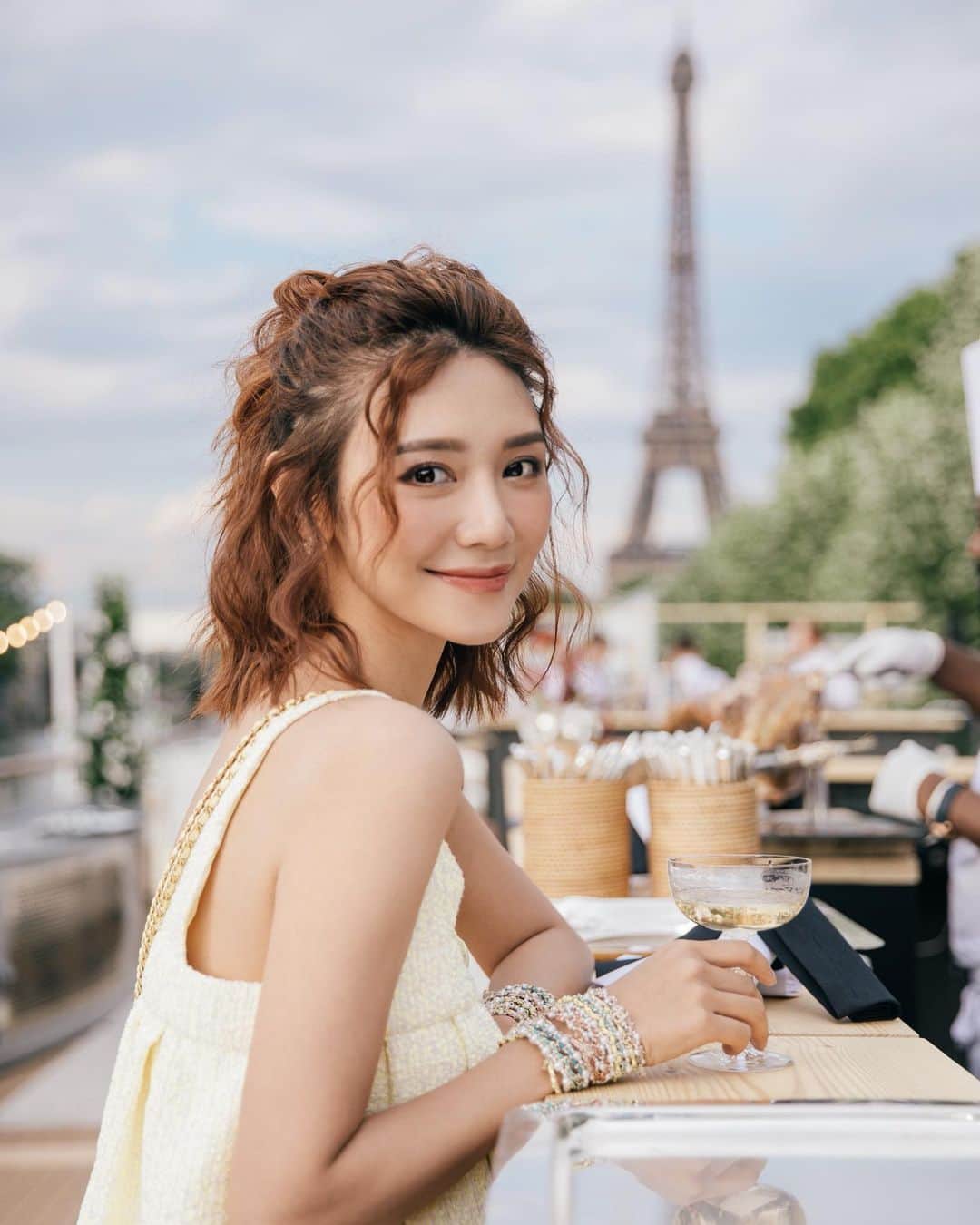 Elva Niさんのインスタグラム写真 - (Elva NiInstagram)「First time having dinner on the Seine River with such perfect weather, chill and relax like a Parisian. 😌 It was good seeing you again @koki . You are such a sweet girl! . . #FallWinter2019 #Chanelmakeup #CreateYourself  @Chanel.beauty」7月12日 21時48分 - misselvani