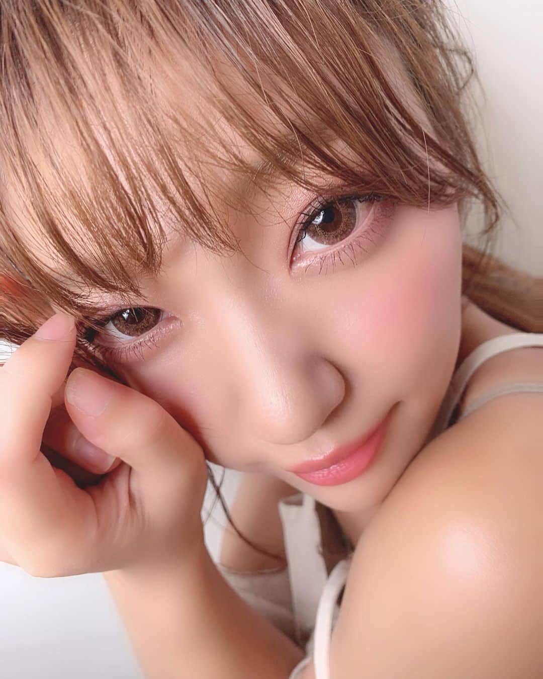 いっちゃん/嶋津 いつみのインスタグラム：「. . @dazzshop_official  のコスメで ピンクmakeしてみたー🌷💕 . . . . スパークリングジェムの15番と 7月4日に発売された限定色の アリュールシングルアイシャドウ 26番で pinkの囲みアイメイクに💓 . . . . 夏はイベントも多いから カラーメイクでいつもとちゃう雰囲気にするのも えーよね😘✨ . . . . . . #dazzshop  #dazzshopメイク  #メイク  #メイクアップ #アイメイク #コスメ  #コスメマニア  #コスメ好き #関西  #関西サロモ  #サロンモデル #サロモ #いっちゃん  #フリーモデル #関西モデル  #あざといっちゃん #かわいっちゃん #いっちゃんコーデ #ブライダルモデル #アレンジモデル #ヘアカラー  #ヘアアレンジ . . . . . . . .」