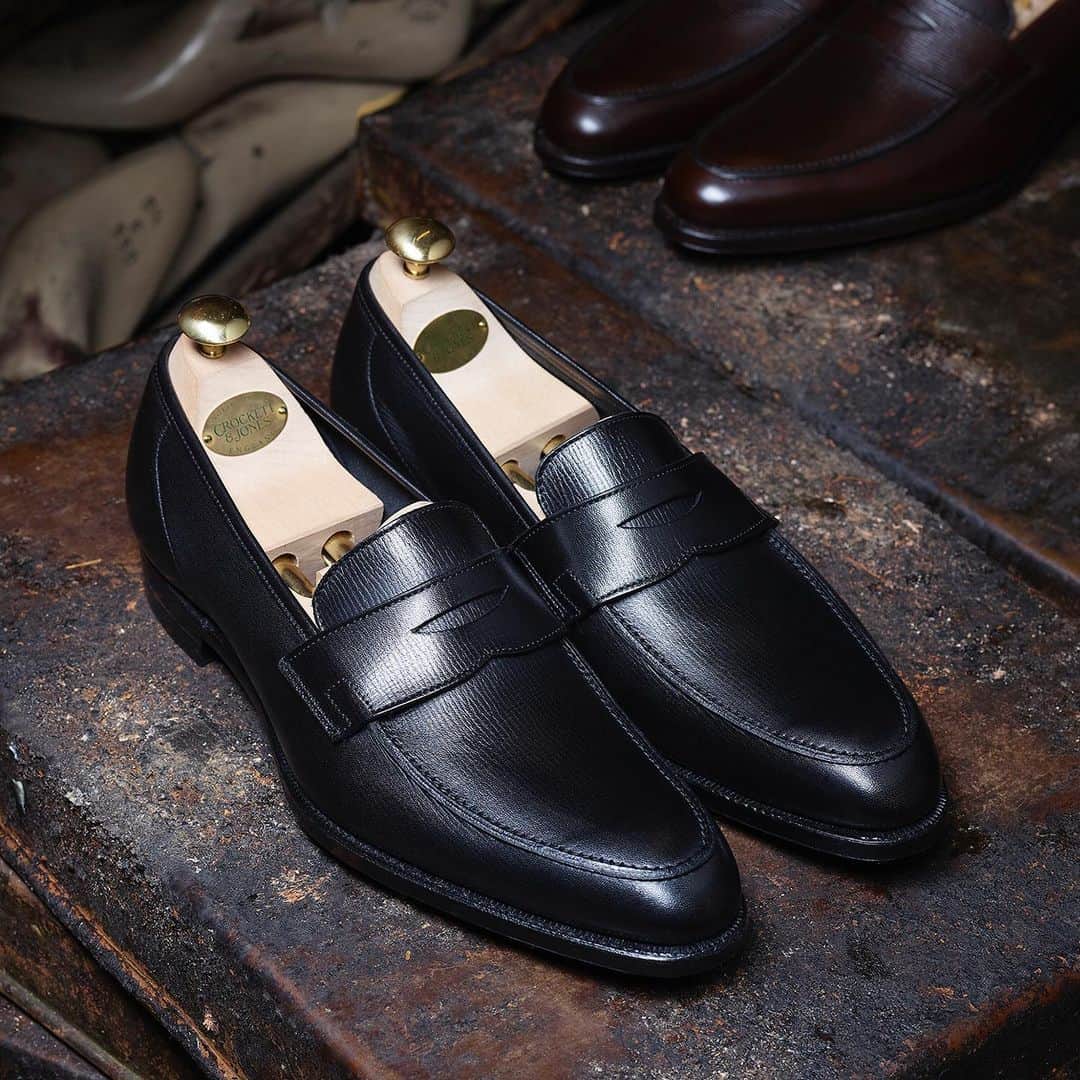 のインスタグラム：「SS19 - Cadogan in Dark Brown & Black Willow Grain from the Hand Grade Collection. . Last 363 Bark Tanned Leather sole . #crockettandjones #madetobeworn#newseason #last363」