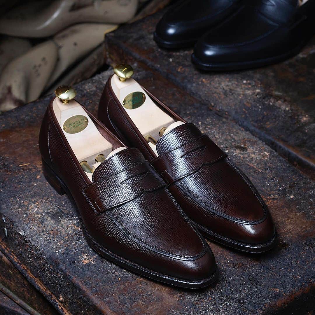 のインスタグラム：「SS19 - Cadogan in Dark Brown & Black Willow Grain from the Hand Grade Collection. . Last 363 Bark Tanned Leather sole . #crockettandjones #madetobeworn#newseason #last363」
