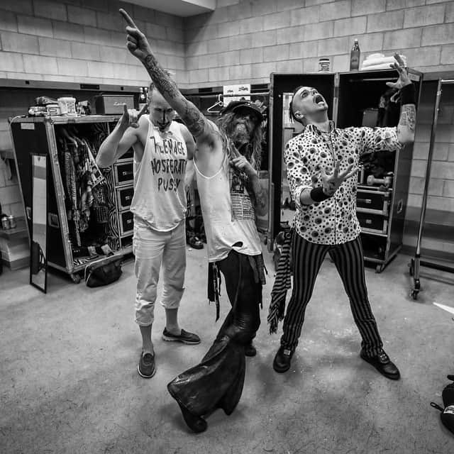 ロブ・ゾンビのインスタグラム：「Ever wonder what happens backstage? Here it is! @gingerfishofficial thinks about Satan. I point to where I'm hitting my next home run and @piggydofficial reacts to sunlight. This moment brought to you by @rob_fenn . #robzombie #piggyd #gingerfish #allentown #twinsofeviltour #robfennphotography」