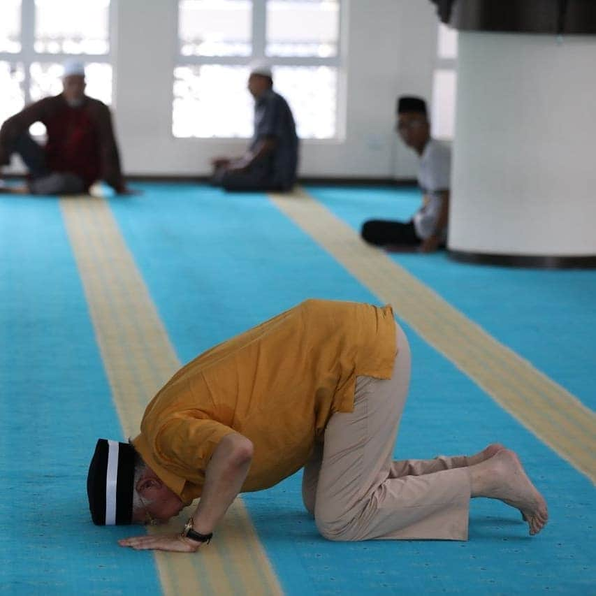 ナジブ・ラザクさんのインスタグラム写真 - (ナジブ・ラザクInstagram)「Allah sentiasa mendengar. Kita sujud membisik ke bumi. Rintihan hati kita terdengar di langit.  Allah akan sentiasa membantu kita. Asalkan tidak putus asa.  Kita berlutut dan bersujud kepada Allah. Ia saat kita paling dekat kepada Pencipta.」7月12日 21時53分 - najib_razak