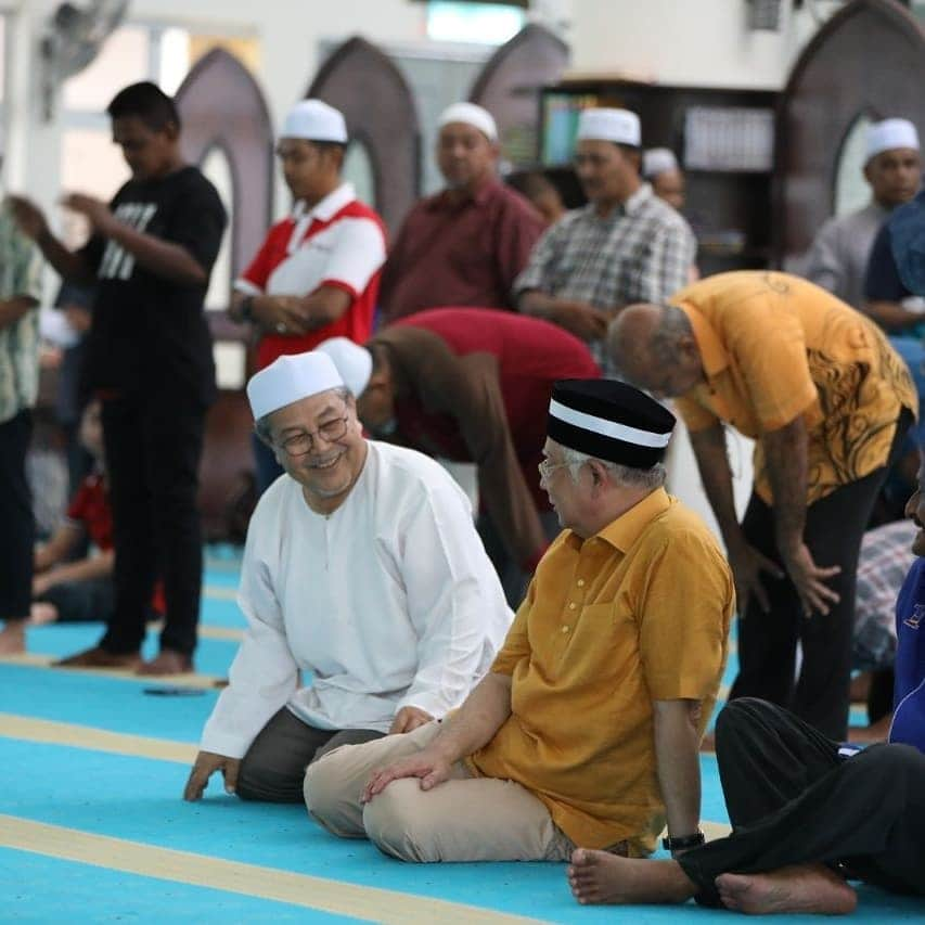 ナジブ・ラザクさんのインスタグラム写真 - (ナジブ・ラザクInstagram)「Allah sentiasa mendengar. Kita sujud membisik ke bumi. Rintihan hati kita terdengar di langit.  Allah akan sentiasa membantu kita. Asalkan tidak putus asa.  Kita berlutut dan bersujud kepada Allah. Ia saat kita paling dekat kepada Pencipta.」7月12日 21時53分 - najib_razak