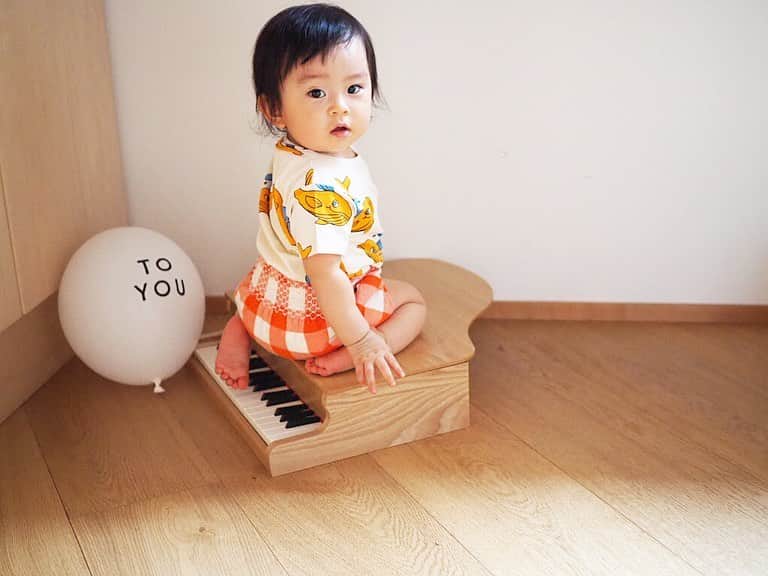 HALCALIのインスタグラム：「誕生日にもらったピアノが最近とってもお気に入り🎹ピアノ弾いて〜ってお願いするとトコトコ歩いてピアノまで行ってジャーンって弾いてくれる🎵ばっしばし叩いて演奏したかと思えば、上に乗って踊っちゃったりもして😅終いには顔から落下してるけど(最後の動画)😂ダンスしよって言うと謎の踊りも踊ってくれる！どこで覚えたんだ？😂ピアノが来て最初の1週間は圧倒的に乗る方が多かったけどだんだん弾くものだって分かってきたみたい！優しくポーンって音を出せることもあるよ😍だいぶ言ってることが分かってるみたいで話しかけるのが楽しい今日この頃🗣 @babyshop のサマーセールで見つけた @mini_rodini のクジラさんTシャツが可愛すぎて、着心地も良さげで、合わせやすくってヘビロテ中🐳子供服が可愛いすぎて好きすぎて🙈毎日スタイリングするのが楽しい😁基本柄on柄🤣むすめの好みが出てくるまでは私が好きなのいっぱい着てもらお😂🎵 #むすめふく #babyshop_com」