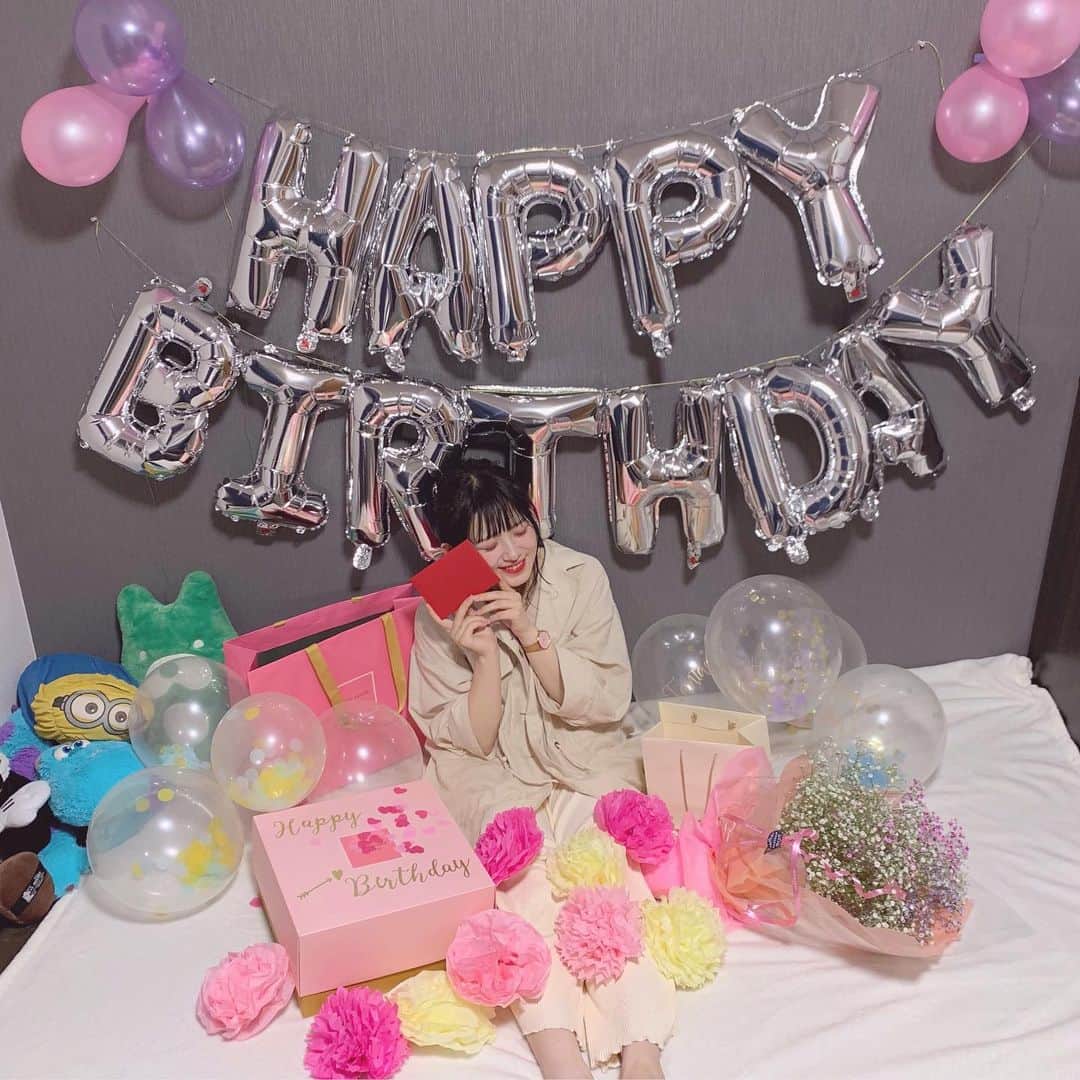 青木菜花のインスタグラム：「.﻿﻿ .﻿﻿ 昨日は大好きな人にお祝いして貰って﻿﻿ 本当に素敵な誕生日になりました﻿﻿ ﻿﻿ 夜はお洒落なディナーに連れてってもらって﻿﻿ 帰ってきたらお部屋が飾り付けされてて﻿﻿ 部屋が暗くなったと思ったらプロジェクターで﻿﻿ ビデオが流れて、何かと思ったら﻿﻿ 大好きな友達や家族からのメッセージが、、😭❤️❤️﻿﻿ ﻿﻿ 遠いのにわざわざうちまでとりにいってくれたんだなあとか色々思っていたら﻿﻿ 涙ぽろぽろ流れてきてパンダ目になりながら﻿﻿ 見てました。🐼笑﻿﻿ ﻿﻿ 帰りが遅い日ばかりのときもあって﻿﻿ ちょっと拗ねちゃったときもあったけど﻿﻿ 後から聞いたら誕生日のビデオ作るために﻿﻿ 色々準備してくれてたってこと知って﻿﻿ もう本当に嬉しすぎて拗ねてた自分が恥ずかしい、、、﻿﻿ ﻿﻿ こんなに素敵な人に出会えて本当によかったです。﻿﻿ 沢山の幸せをありがとう😢😢﻿﻿ ﻿﻿ そして私のことを好きになってくれてありがとう。﻿﻿ 本当に本当に大好きです。﻿﻿ ﻿ ﻿ 約束、待ってるね ☺︎﻿ .﻿﻿ . #誕生日 #mybirthday #誕生日サプライズ #なのかじ #instagood #instalike #l4l」