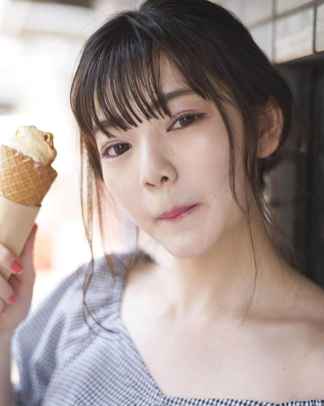 平塚日菜さんのインスタグラム写真 - (平塚日菜Instagram)「最近は寒いけど アイスは食べちゃう🤤！ コーンかカップかどちらにしますか？って言われたらコーンな方がお得な気がしちゃいます。  #icecream  #韓国ファッション #韓国メイク  #ふわふわ #平塚日菜  Visual creator @kobatoshino」7月12日 21時57分 - hiratsukahina