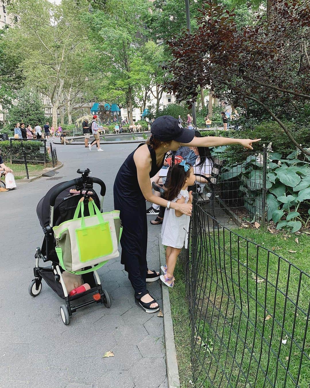 翁安芸さんのインスタグラム写真 - (翁安芸Instagram)「あ！あそこにリスリス🐿🍎 こっちにもー❤️ と娘とリスを観察するのが日課になってます🔍 #newyork #madisonsquarepark #momanddaughter」7月12日 21時58分 - akinyc