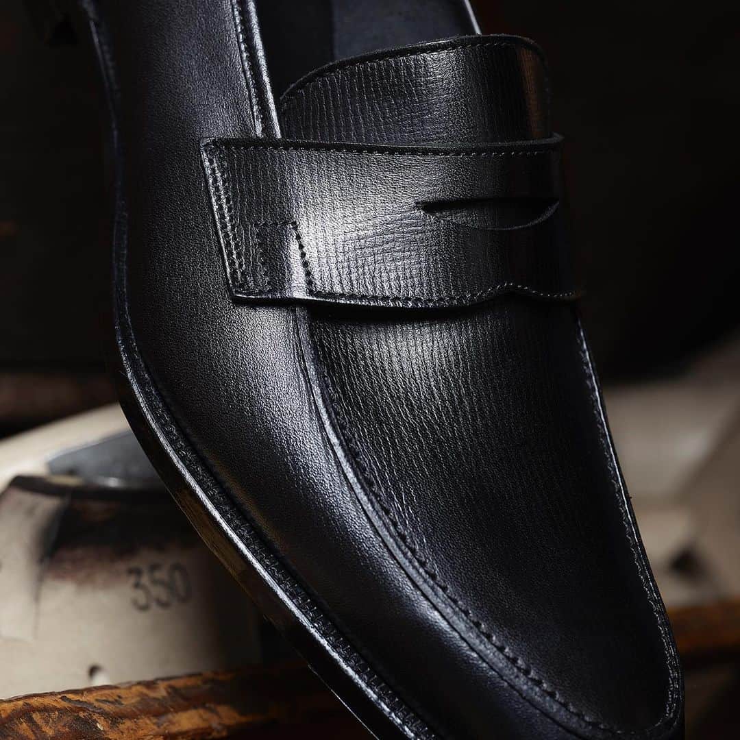 のインスタグラム：「SS19 - Cadogan in Dark Brown & Black Willow Grain from the Hand Grade Collection. . Last 363 Bark Tanned Leather sole . #crockettandjones #madetobeworn#newseason #last363」