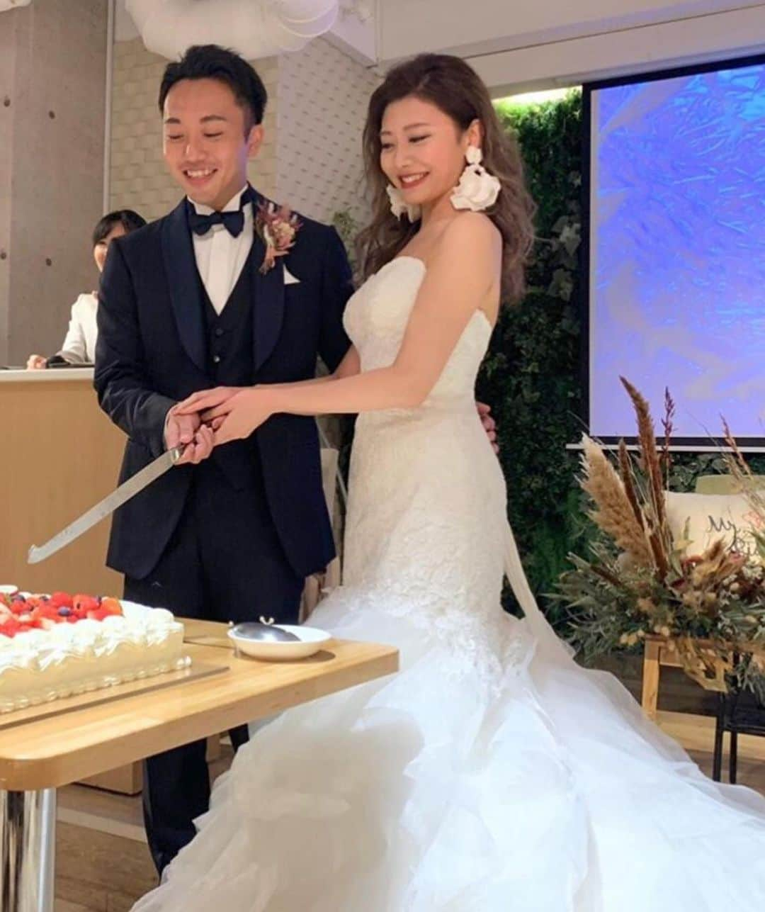 Choole 業界初、オンライン結婚式準備サービスさんのインスタグラム写真 - (Choole 業界初、オンライン結婚式準備サービスInstagram)「#verawang バレリーナのドレスと#ヘイリーヌード のドレスを着用された結婚式👗 テーブルコーディネートや演出などもセンスがあって素敵ですね✨ @moepph_wd さんのインスタグラムは他にも素敵なお写真がたくさんありますので、みなさんもぜひ参考にしてみてくださいね💐 . photo by @moepph_wd . 結婚式で好きなドレスを着たいなら、 チュールウェディング(choole)からドレス・会場を探そう👗  @choole_wedding からHPをチェック  #ウェディングドレス試着#ドレス選び#ドレス試着レポ#ドレス探し#ドレス迷子#お色直し#ドレス試着#ドレスレポ#運命のドレス#インポートドレス#オーダードレス#choole#全国の花嫁さんと繋がりたい#プレ花#花嫁会#大人婚#花嫁準備#結婚準備#プレ花嫁#全国のプレ花嫁さんと繋がりたい#関東花嫁#プレ花嫁準備#おしゃれ花嫁#卒花#結婚式レポ#日本中の花嫁さんと繋がりたい#プレ花嫁さんと繋がりたい」7月12日 22時09分 - tokihana_wedding