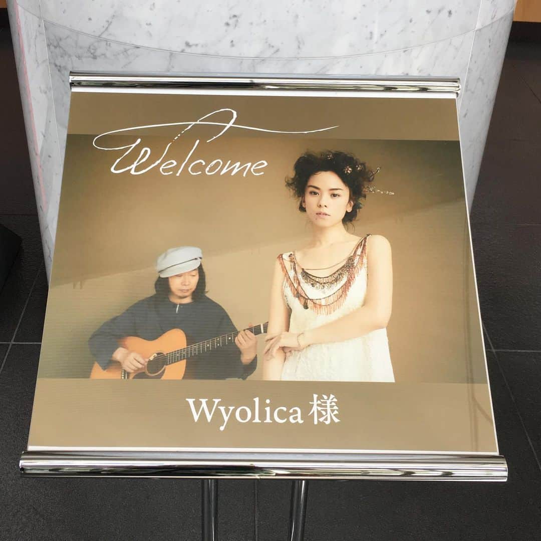 azumiのインスタグラム：「今日はとある場所に行きました。サプライズ詳細はまた今度。 welcomeがwyolicaのロゴデザインになってるー！ #wyolica #ワイヨリカ #beautifulsurprise」