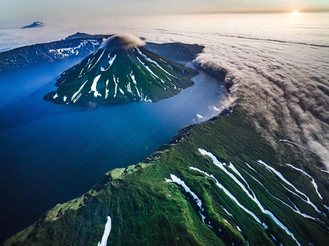 クリス・バーカードのインスタグラム：「When words aren’t enough we just use pictures to describe our emotions. .  This Kuril exploration has been an incredible collaboration of science, art & discovery. Like this image here, created with @renan_ozturk . Anytime I get a chance to work with him something mind blowing usually happens. .  The journey continues  @taylorfreesolo @_ryanhill_ @tomorrow_unlocked @povel @rishisugla @jtkerby #fromkurilswithlove」