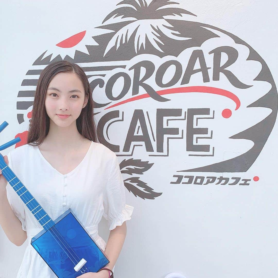 高橋恋子のインスタグラム：「COCOROAR CAFE ✨ . . . 沖縄の外人住宅の中の ココロアカフェに行ってきました!🌈 かわいくてお料理も美味しかったです🥰💭 . お店の方が三線とウクレレをミックスした「サンレレ」という楽器を貸してくれました!🍀 水に濡れても大丈夫なので、海でも使える最高な楽器ですね🥰 . .  #ライジングプロダクション  #沖縄 #okinawa#外人住宅 #外人住宅街 #cocoroarcafe  #ココロア #ココロアカフェ #ウクレレ #三線 #サンレレ #✨ #🌺 #ここ #koko #高橋恋子」