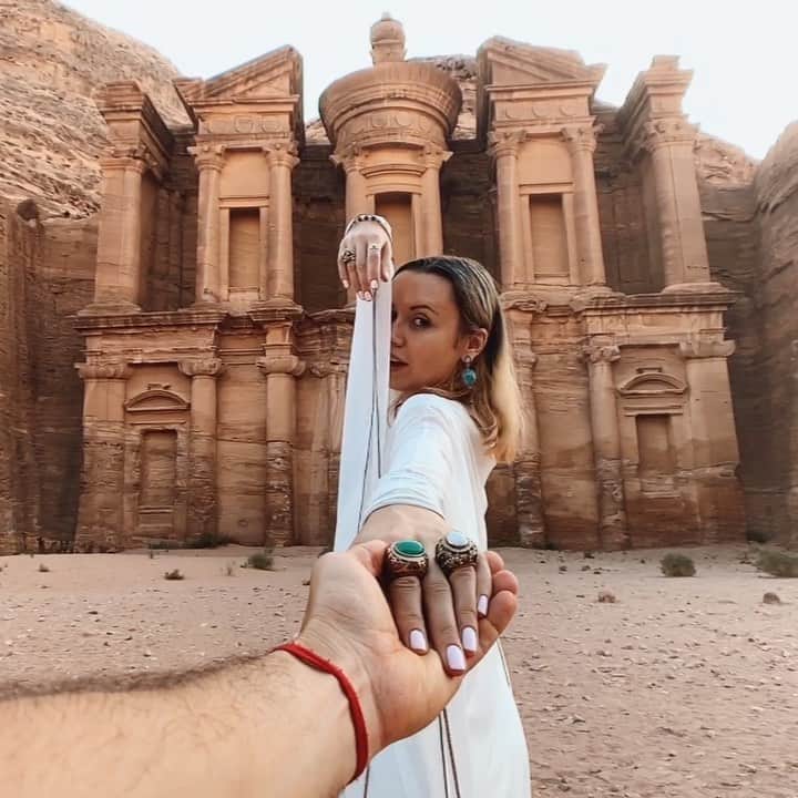 Murad Osmannのインスタグラム：「#Followmeto Ad Deir Monastery In Petra with @natalyosmann. We’ve been here three times but this places pulls us back again and again.  Do you have places you love coming back to??? 🇷🇺🇷🇺🇷🇺............... #Следуйзамной к монастырю Эд-Дейр в Пётре. Мы были здесь трижды, но нас тянет сюда возвращаться снова и снова. Есть ли у вас места, в которые вы готовы возвращаться бесконечное количество раз?」