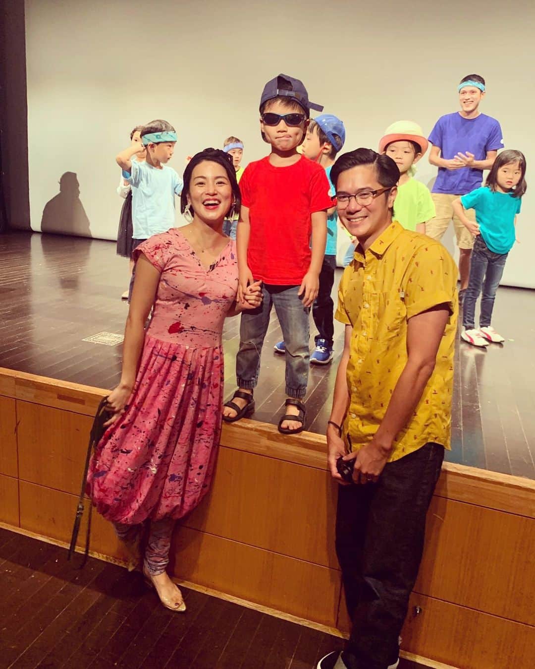 桃生亜希子のインスタグラム：「息子、最後のpresentation。 『Jackと豆の木』改め、『Jillと豆の木』。 ベジタリアンのジャイアントを演じました。  最後は、両親もみんなで80'sの出で立ちで"Electric Boogie “。を踊ったよ。笑  サングラス🕶をかけたら、気分は悪めのイケメン気分の息子達。笑  自由でいい幼稚園だったな。  沢山成長できたね。 #みんななかよし #electricboogie」