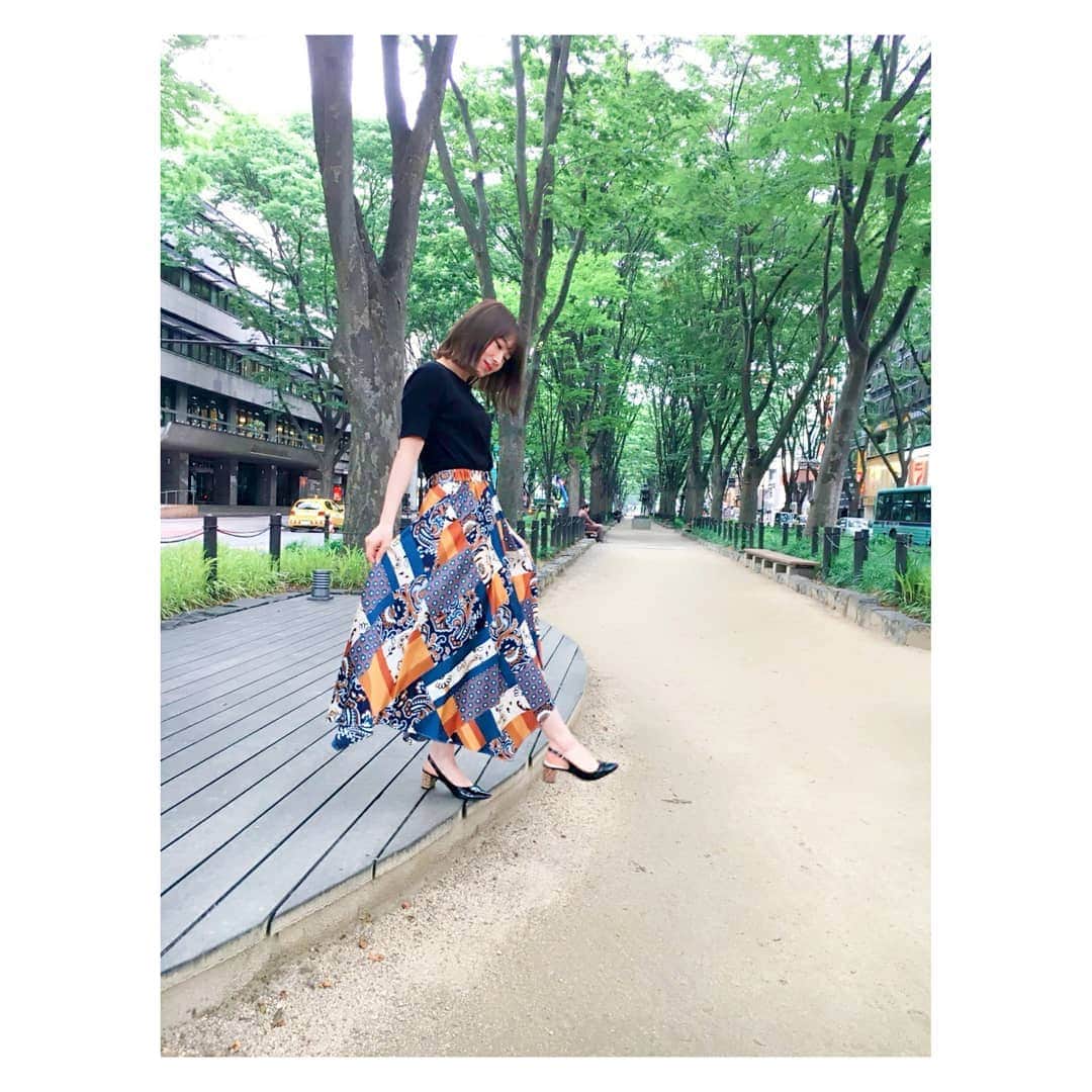 石田亜佑美さんのインスタグラム写真 - (石田亜佑美Instagram)「. . 「スカートかわいい！どこの！？」 って、コメントやDMがたくさん届きました…  え、まさかこんな自分が服の紹介とかする日来ちゃうんだ、みたいな、でもそんな風に思ってもらえることは純粋にすごく嬉しいし、え、でもおこがましくない？とか色々、完全に動揺してるけど、せっかくなので… . @murua_official さんのスカート . 1枚で主役になるスカートやパンツ好きです . . #私服 #murua #身長 #152cm #丈感 #参考までに #オシャレ #調子にはのってないよ 笑 #石田亜佑美 #morningmusume19 #モーニング娘19 #グリーンベルト #定禅寺通」7月12日 22時19分 - ayumi_ishida.official