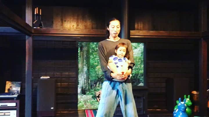タニザワトモフミのインスタグラム：「塗装仕事のあとはゆらゆらダンスタイム！  #閃き堂 #古民家 #谷澤智文」