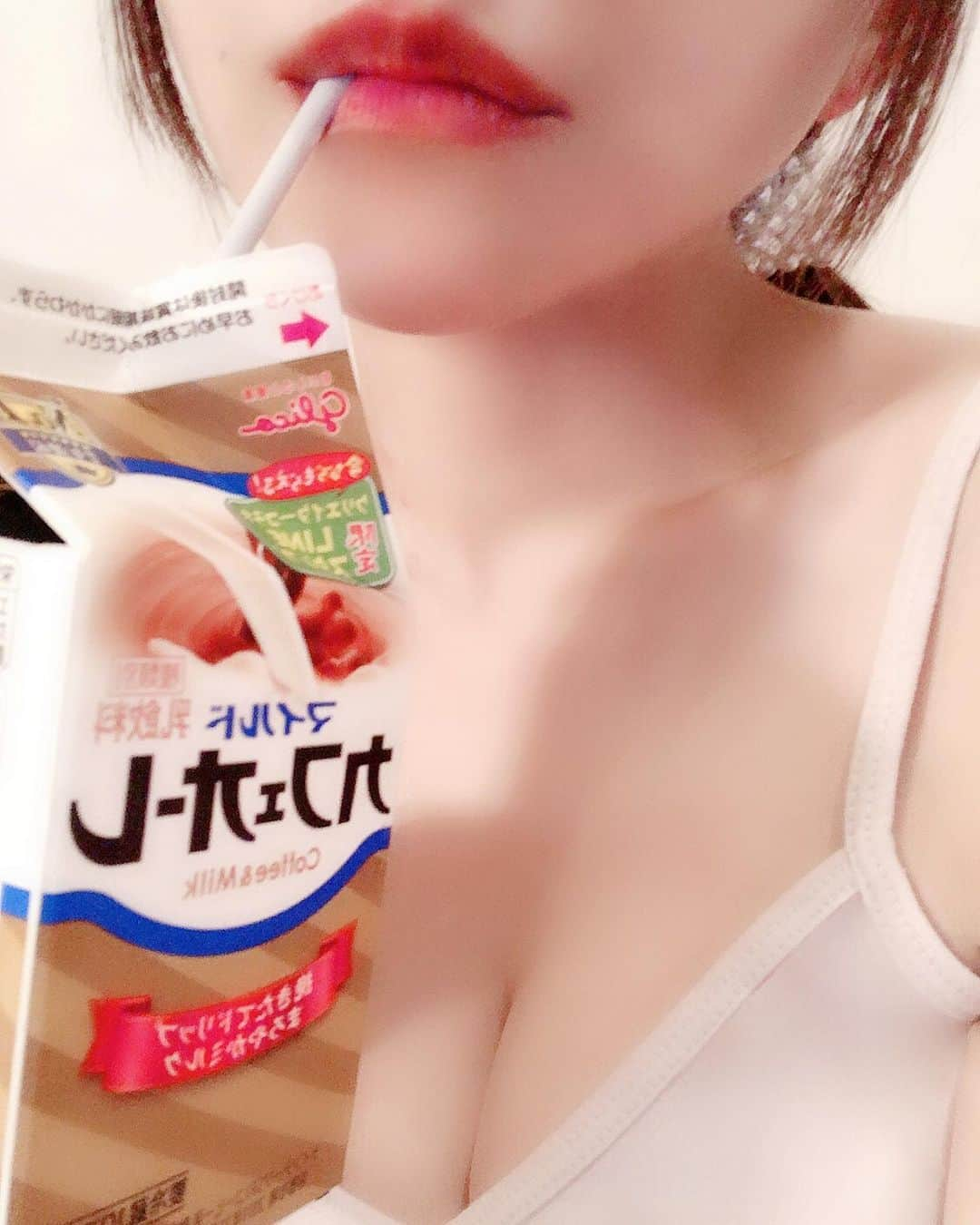 宇佐美あいりさんのインスタグラム写真 - (宇佐美あいりInstagram)「こんばんみ🐰💓毎日雨でジメジメ☔️(´･д･`)ﾔﾀﾞ...大好きなカフェオーレ飲んで明日はオーディションなのでがんばるぞ٩(•̀ω •́ )و✨ちなみにこのカフェオーレが子供のときから1番好きなのだ🥤2枚目はサービスショットあげりゅ☺️うふふ💕  #グラドル自画撮り部 #sexy#cute#エロカワ#お姉さん#谷間#巨乳#胸#fカップ#おっぱい#カフェオーレ#glico#グリコ#子供のときから#大好き#drink#コーヒー#カフェオレ##love#japanesegirl#instadaily#instalike#igers #selfie#instagood##pleaselike#pleasefollow#followme」7月12日 22時21分 - airi.usami_official