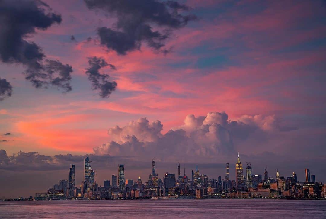 NikonUSAさんのインスタグラム写真 - (NikonUSAInstagram)「A cotton candy sunset sits atop the #NYC skyline in this photo by @dennismaidaphotography, captured with the #Nikon #D850 and AF-S #NIKKOR 24-120mm f/4G ED VR. Here’s a tip from Dennis about shooting #cityscapes: “When I’m shooting near the water – particularly at sunset – I use a polarizer and grad filter to ensure I don't blow out the highlights and mitigate the glare.” #sunset #citylights」7月12日 22時22分 - nikonusa