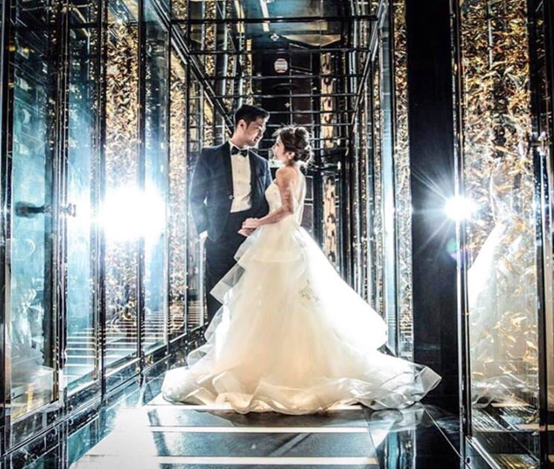 プレ花嫁の結婚式準備アプリ♡ -ウェディングニュースさんのインスタグラム写真 - (プレ花嫁の結婚式準備アプリ♡ -ウェディングニュースInstagram)「ブライズメイドも一緒に💕おしゃれなウェディングフォト9選✨ . . ➸➸➸➸➸➸➸💒➸➸➸➸➸➸➸ 同じ式場の卒花嫁さんの 本物の料金&見積もり&写真が見れる✨ . ウェディングニュース式場検索 👰 . アプリ： @weddingnews_editor web版： @weddingnews_concierge ➸➸➸➸➸➸➸➸➸➸➸➸➸➸➸➸ . . こちらのお写真は @satoko210hk さんからリグラムさせていただきました🌟ありがとうございました😊✨ . . . リッツカールトン香港で結婚式を挙げられたsatoko210hkさんのおしゃれな #ウェディングフォト 💓 . カバーは #ブライダルメイド との1枚👗💕 . 花嫁さんの美しさとブライズメイドの皆さんのピンクの #ドレス がロケーションの中で映えていて、とても華やかなフォトですね✨ . どこをみてもラグジュアリーでうっとりしちゃいます☺️💓 . ほかのフォトも素敵なので、ぜひスワイプ👉🏻してみてくださいね💕 . . . ＼📷投稿お待ちしています／ . 花嫁はもちろん、業者さんも大歓迎✨ アナタのお写真をご紹介してもOKという方は、ぜひ #ウェディングニュース にお写真を投稿してください💕 . . ⬇︎関連アカウント⬇︎ . 💒式場検索 【 @weddingnews_concierge 】 👰マイレポ花嫁 【 @weddingnews_brides 】 . . その他、編集部からの連絡専用 @weddingnews_contact や、スタッフ個人の連絡用として @WN_xxxx（xxxは個人名）があります💕 . ………………………………………… ❤️WeddingNewsとは？ . 花嫁のリアルな”声”から生まれた 花嫁支持率No1✨スマホアプリです📱💕 . . 🌸知りたい… #結婚式準備 に役立つ記事を毎日150件配信中♩ . 🌸見たい… インスタの #ウェディング 系投稿TOP100が毎日チェックできる＊IG画像の複数ワード検索も可♩ . 🌸叶えたい… #結婚式 関連の予約サイトが大集合♩ . 🌸伝えたい… 自分の結婚式レポ『マイレポ』が簡単に作れる♩卒花嫁のレポが読める♩ . . @weddingnews_editor のURLからDLしてね✨ . . . #プレ花嫁 #結婚  #花嫁  #ウエディング  #プレ花嫁準備 #2019秋婚 #ウェディングドレス #お呼ばれドレス #ピンク  #プレ花嫁さんと繋がりたい #ハワイ挙式 #海外挙式 #ホテルウェディング #大人婚 #演出 #婚約指輪 #大人婚 #フォトウェディング #ロケーションフォト #結婚指輪 #2020春婚」7月12日 22時35分 - weddingnews_editor