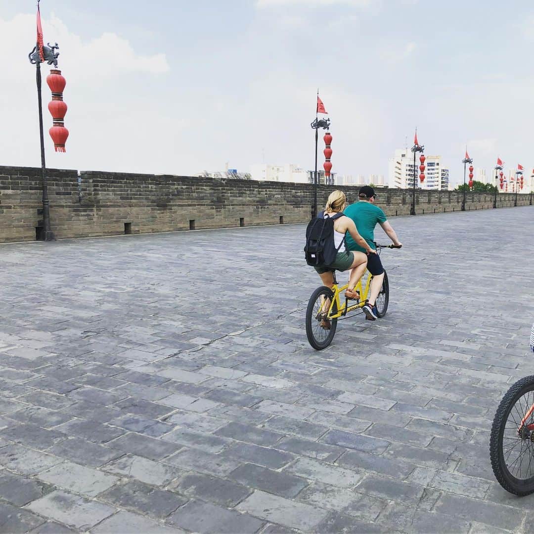 ティーネ・ティング・ヘルセットさんのインスタグラム写真 - (ティーネ・ティング・ヘルセットInstagram)「Biking on the city wall in Xian 🚲 #tandembike #citywallxian」7月12日 22時29分 - tinethinghelseth