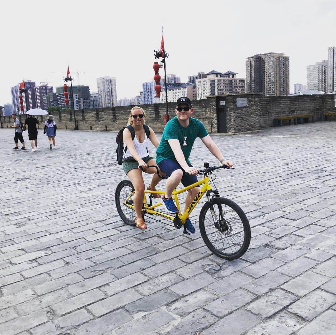ティーネ・ティング・ヘルセットのインスタグラム：「Biking on the city wall in Xian 🚲 #tandembike #citywallxian」