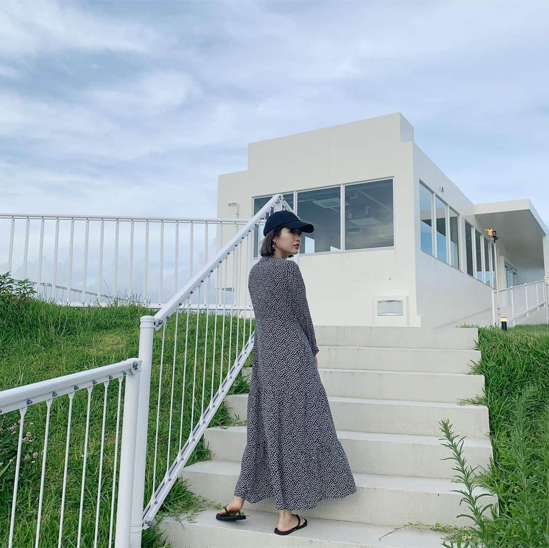 猪鼻ちひろさんのインスタグラム写真 - (猪鼻ちひろInstagram)「I'm in Okinawa🌺﻿ 沖縄にやってきました！﻿ 早速もりもり食べて満喫しています！﻿ ﻿ ここでお知らせがあります☺️﻿ 伊勢丹新宿店に立つ日にちが決まりました！﻿ 17日☞12：00〜15:00﻿ 20日 と 21日☞14:00〜17:00﻿ ﻿ そして、ブログには詳しく書いたのですが﻿ コラボワンピースが販売開始されました！﻿ 緑と黒の2色です🖤💚﻿ ﻿ 水着の日も羽織としても使えるよ最高だよ！ってことで着てみました。﻿ ﻿ ✔️超こだわりのカシュクールの形﻿ 内側に紐、外側に紐で、﻿ お腹いっぱい食べても調整できます！﻿ ✔️低身長の方が裾上げをしないで着られる形﻿ (わたしが150cmです)﻿ 裾上げマストなので、これすごい嬉しい！﻿ 背が高い方にも使っていただけます！﻿ ✔️それでいてすごくスタイルが良く見えるもの﻿ 開けてきたときも細見え◎﻿ (切り替えの位置など)﻿ ✔️布をたーーーっぷりつかった贅沢感﻿ ✔️開けても閉めても可愛いデザイン﻿ ✔️上にChiroのスウェットを着たら抜群に可愛い﻿ →夏も秋も冬も使える！﻿ ﻿ ということで数は少なくなっているようなのですが﻿ 皆様よろしくお願いします！﻿ 17日から店頭でご試着もできます☺️❣️ @isetan_shinjuku_ladies_ssize ﻿ @cobitto.jp @from_chiro #ちひろのお洋服 #ワンピース #水着 #沖縄」7月12日 22時30分 - inohanachihiro