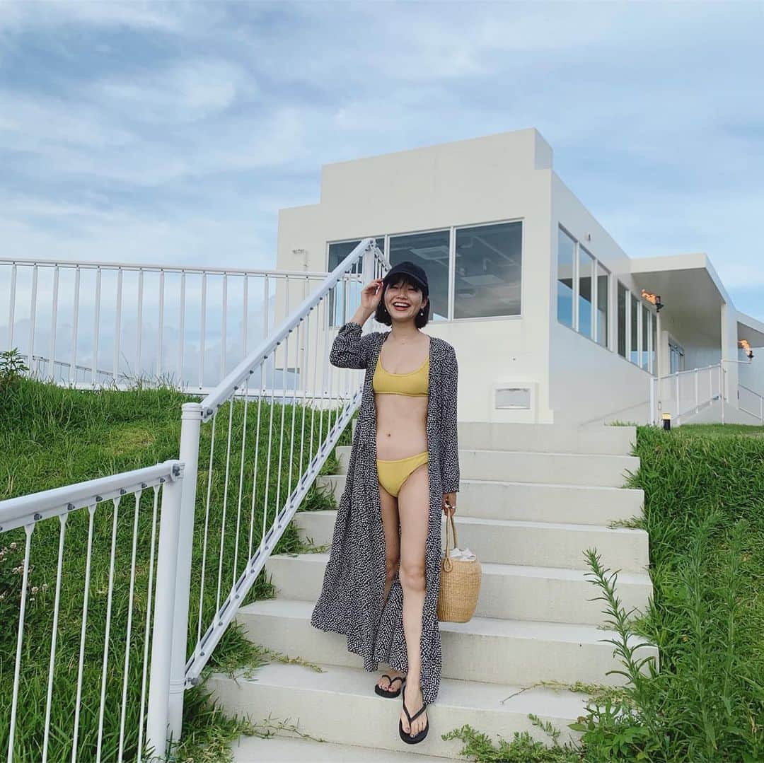 猪鼻ちひろのインスタグラム：「I'm in Okinawa🌺﻿ 沖縄にやってきました！﻿ 早速もりもり食べて満喫しています！﻿ ﻿ ここでお知らせがあります☺️﻿ 伊勢丹新宿店に立つ日にちが決まりました！﻿ 17日☞12：00〜15:00﻿ 20日 と 21日☞14:00〜17:00﻿ ﻿ そして、ブログには詳しく書いたのですが﻿ コラボワンピースが販売開始されました！﻿ 緑と黒の2色です🖤💚﻿ ﻿ 水着の日も羽織としても使えるよ最高だよ！ってことで着てみました。﻿ ﻿ ✔️超こだわりのカシュクールの形﻿ 内側に紐、外側に紐で、﻿ お腹いっぱい食べても調整できます！﻿ ✔️低身長の方が裾上げをしないで着られる形﻿ (わたしが150cmです)﻿ 裾上げマストなので、これすごい嬉しい！﻿ 背が高い方にも使っていただけます！﻿ ✔️それでいてすごくスタイルが良く見えるもの﻿ 開けてきたときも細見え◎﻿ (切り替えの位置など)﻿ ✔️布をたーーーっぷりつかった贅沢感﻿ ✔️開けても閉めても可愛いデザイン﻿ ✔️上にChiroのスウェットを着たら抜群に可愛い﻿ →夏も秋も冬も使える！﻿ ﻿ ということで数は少なくなっているようなのですが﻿ 皆様よろしくお願いします！﻿ 17日から店頭でご試着もできます☺️❣️ @isetan_shinjuku_ladies_ssize ﻿ @cobitto.jp @from_chiro #ちひろのお洋服 #ワンピース #水着 #沖縄」