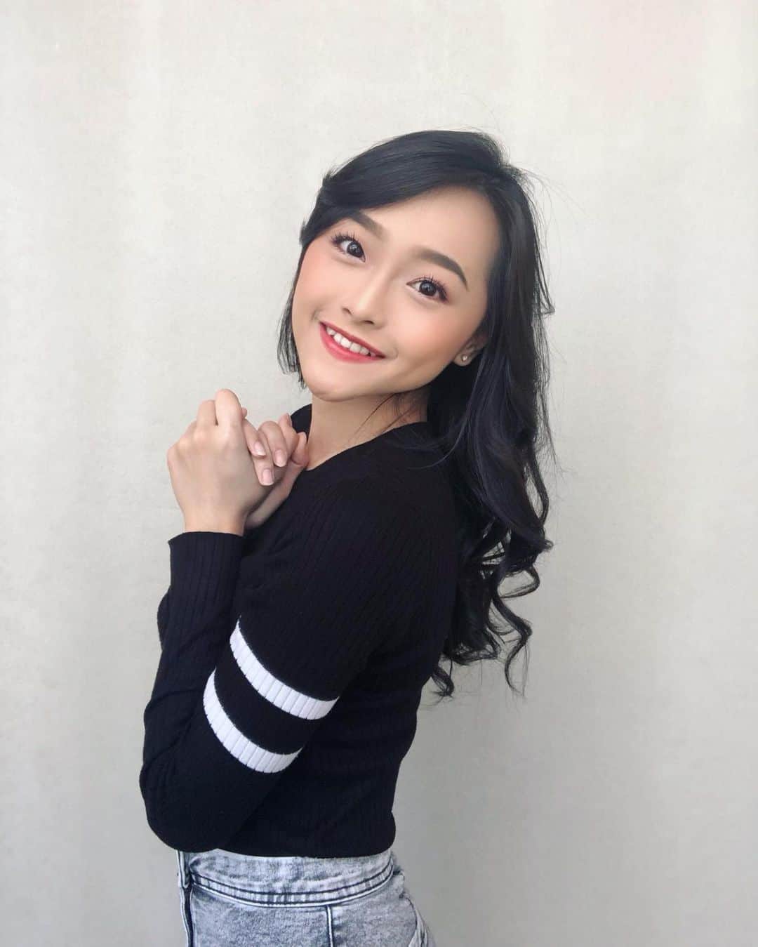 ロナ・アングラエニのインスタグラム：「Smile like you never cry 😊😄 . . Surabaya, see you tomorrow at City of Tomorrow! 😆😉😁」