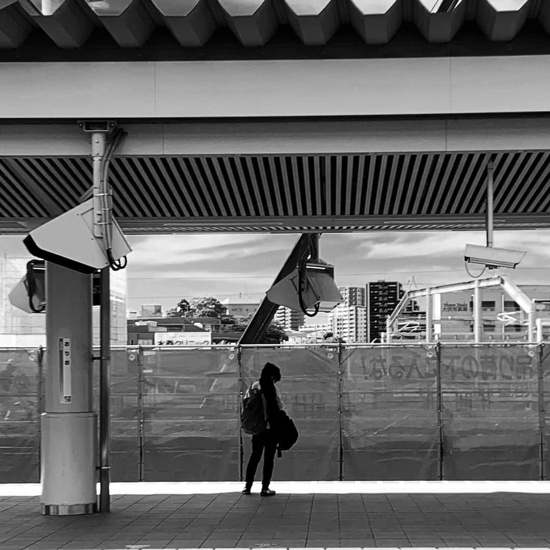 のインスタグラム：「駅 - A station / iPhone XR + Snapseed, 20190713 . . . . #royalsnappingartists #infamous_family #rsa_main #infinity_photo_cult #2_fineart #jp_gallery #jp_gallery_bnw #trb_bnw #wp_bnw  #bnw_life #bnwlife_member #bnw_life_shots #bnw_captures #world_bnw #top_bnw #team_jp_ #team_jp_モノクロ #ig_energy_bw #ig_nihon #streetphotographybnw #igersjp #blackandwhite #bnw #bnwphoto #monochrome #bw #bnwphotography #ShotOniPhone #shotoniphoneXR」