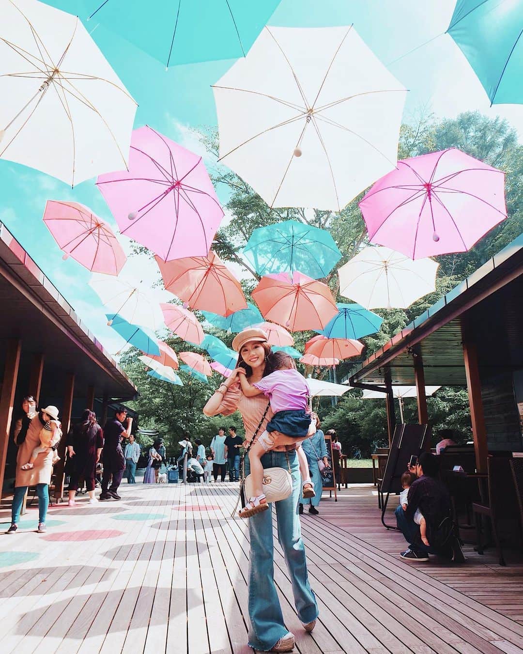 のインスタグラム：「本日はYouTubeに 軽井沢Vlog！をUPしました🌈 画像はVlogでも登場していた ハルニレテラス☂️だよ💭💓 * 動画まだ見てない方 ぜひみてね💗💗 * 1日目は雨だったけど 2日目は晴れたよ🌞 私たちのVlog、雨率高いの気づいてた？（笑）てゆうかほぼ雨。 なんでいつも旅行雨なのよぉっ。びっくりするくらい雨女🤣🤣🤣 * 晴れ女になれる方法があるなら知りたい🤣 * コーディネート詳細 帽子＆トップス #CECILMcBEE ボトムス #eimyistoire  靴＆鞄 #gucci * #Vlog#YouTube#ほしのこ#軽井沢#旅行#ハルニレテラス#軽井沢旅行 #code#コーデ#fashion#アウトフィット#ファッション#outfit#ootd#コーディネート#cd#style」