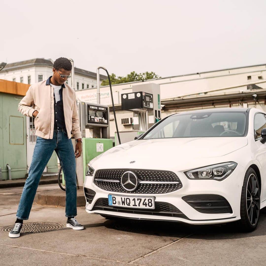 メルセデス・ベンツさんのインスタグラム写真 - (メルセデス・ベンツInstagram)「Time for a pit stop with the Mercedes-Benz CLA. Meet the road trip-ready fashion staples for him and her by @tommyhilfiger. #TommyHilfiger #MercedesBenz #CLA #summer #roadtrip #Style #Fashion #car #carsofinstagram #instacar」7月12日 22時33分 - mercedesbenz