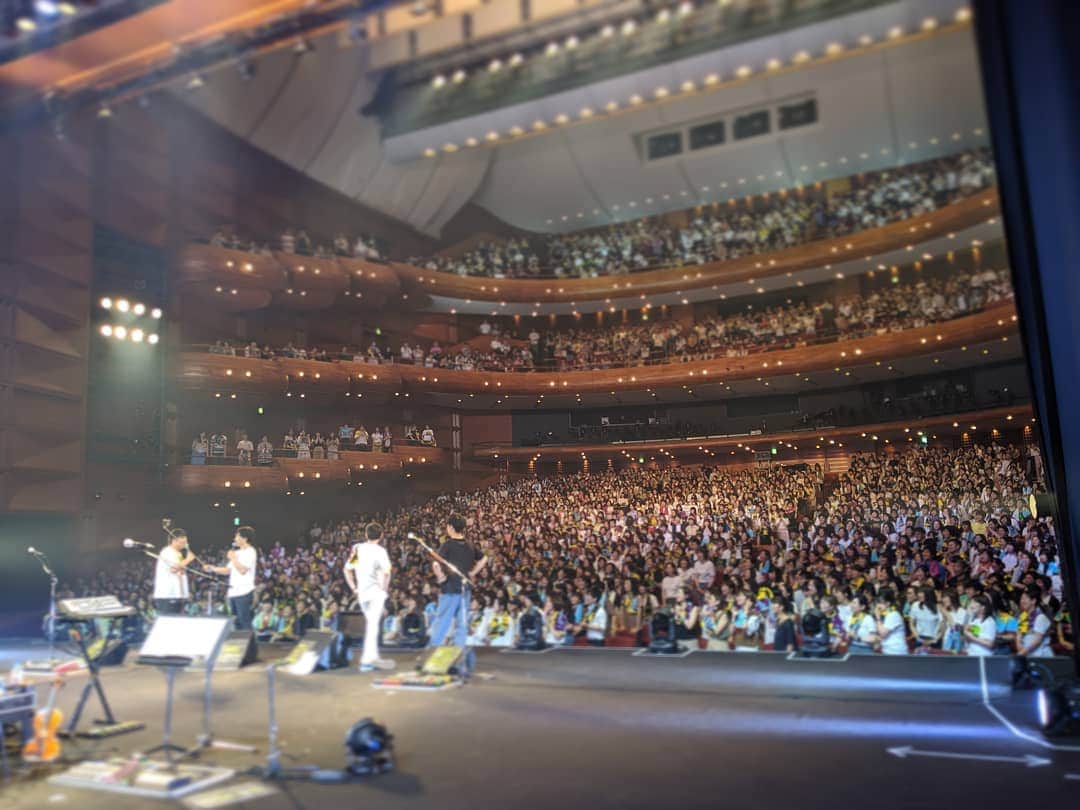 のインスタグラム：「flumpool神戸ありがとうございました！完全にアブラ乗ってきたねーこのツアー！久々に翔平ちゃんも復活。大好きな老祥記もケータリングに入ってて大満足でした♪次回は7/14奈良！  んでもって僕は自分のツアーが明日7/13広島、7/15江ノ島と続きます。毎日音楽に携われる幸せねー♪当日券もあるのではじめましての方も是非おこしやす☆詳しくはHPへ！ http://isogaisimon.net  #flumpool #神戸 #磯貝サイモン #WTMSP #広島 #江ノ島」