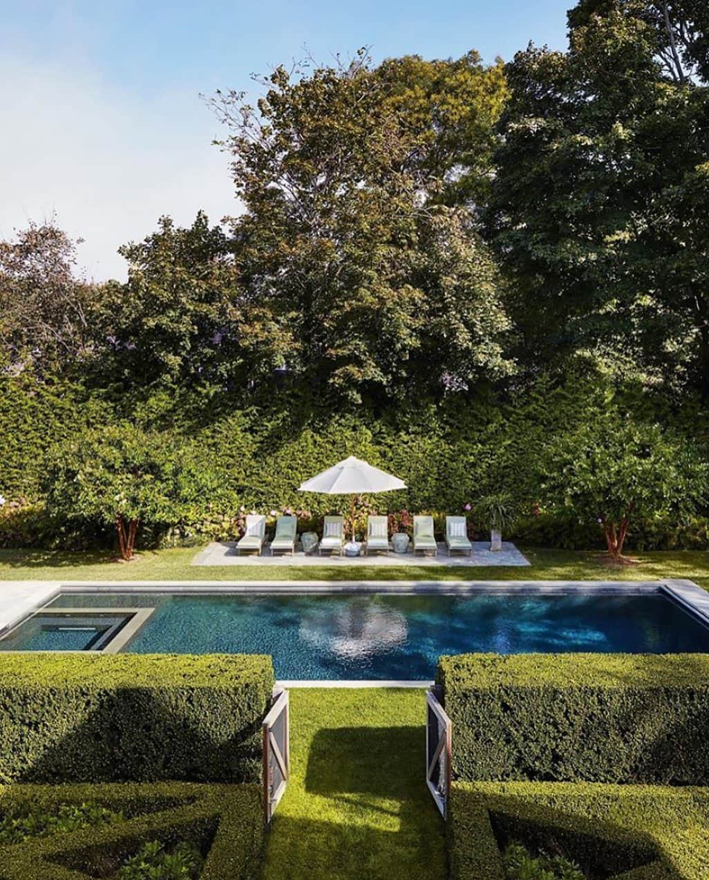 Harper's BAZAARさんのインスタグラム写真 - (Harper's BAZAARInstagram)「The perfect setting for a #summerFriday  #regram @elledecor / photography by @thomasloof」7月12日 22時37分 - harpersbazaarus