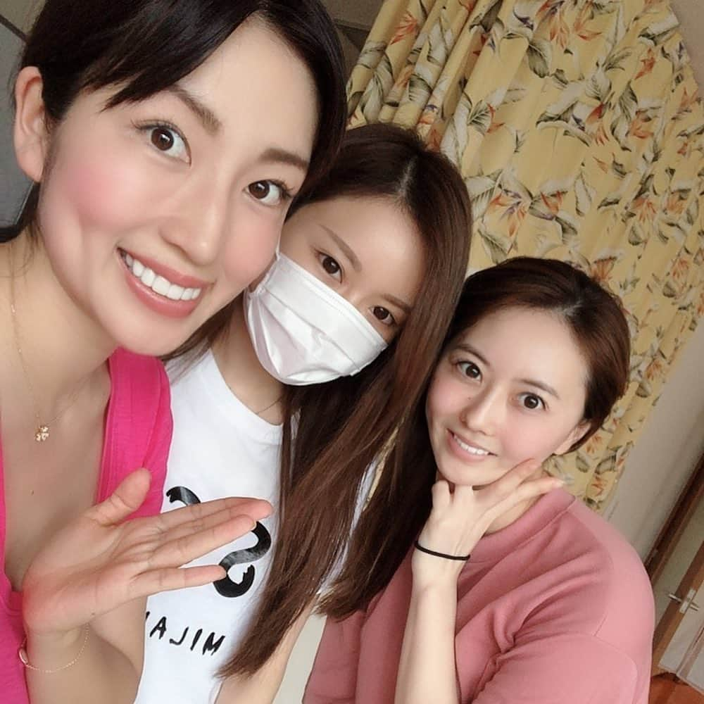 庄司ゆうこさんのインスタグラム写真 - (庄司ゆうこInstagram)「今日はちかちゃんに出産お祝いしてもらったよ🤗✨可愛い洋服とサングラス頂いちゃいました❤️ ようちゃんもいつでもママになれるってくらい赤ちゃんのあやしかたが上手だった✨✨ その後はpsy18期生の説明会！ またまた可愛い2人が入ることになったよ🤗そして最後の写真は元AKBの小原春香ちゃんと💕筆記テスト合格💮 来週は実技テスト、どうなるかな。笑 #子連れランチ#サルーファミリア#肉バルサルー#恵比寿ランチ#生後3カ月#ももちゃんです🤗#女の子ママ#ヨガインストラクター#ヨガインストラクター養成講座#次は#10月スタート#ポジティブスターヨガ」7月12日 22時38分 - yuko.shoji