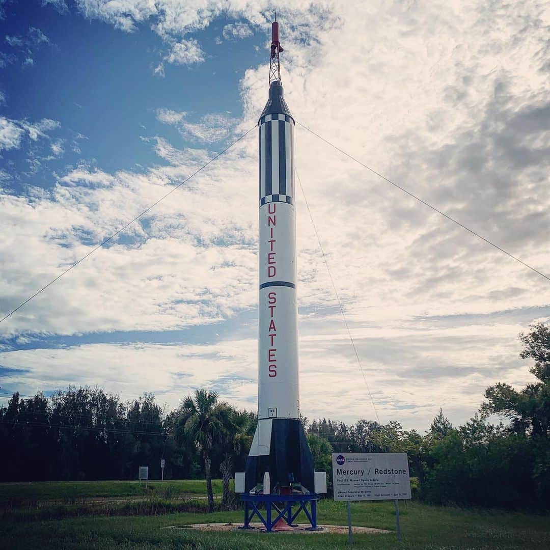 パトリック・J・アダムスのインスタグラム：「58 years ago we put men into space sitting on top of these 83 foot modified nuclear missiles. It still kind of renders me speechless. Amazing day at @kennedyspacecenter getting educated and prepped for #TheRightStuff @natgeochannel」