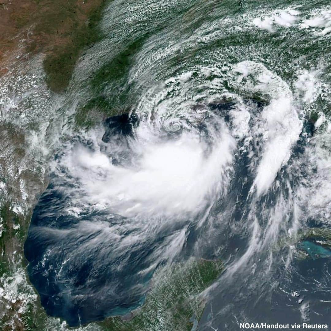 ABC Newsさんのインスタグラム写真 - (ABC NewsInstagram)「Tropical Storm Barry continues to slowly track north toward the Gulf Coast, bringing the potential for as much as two feet of rain in parts of Louisiana and disastrous flooding as a result. #barry #tropicalstormbarry #hurricane #storm #weather」7月13日 4時16分 - abcnews