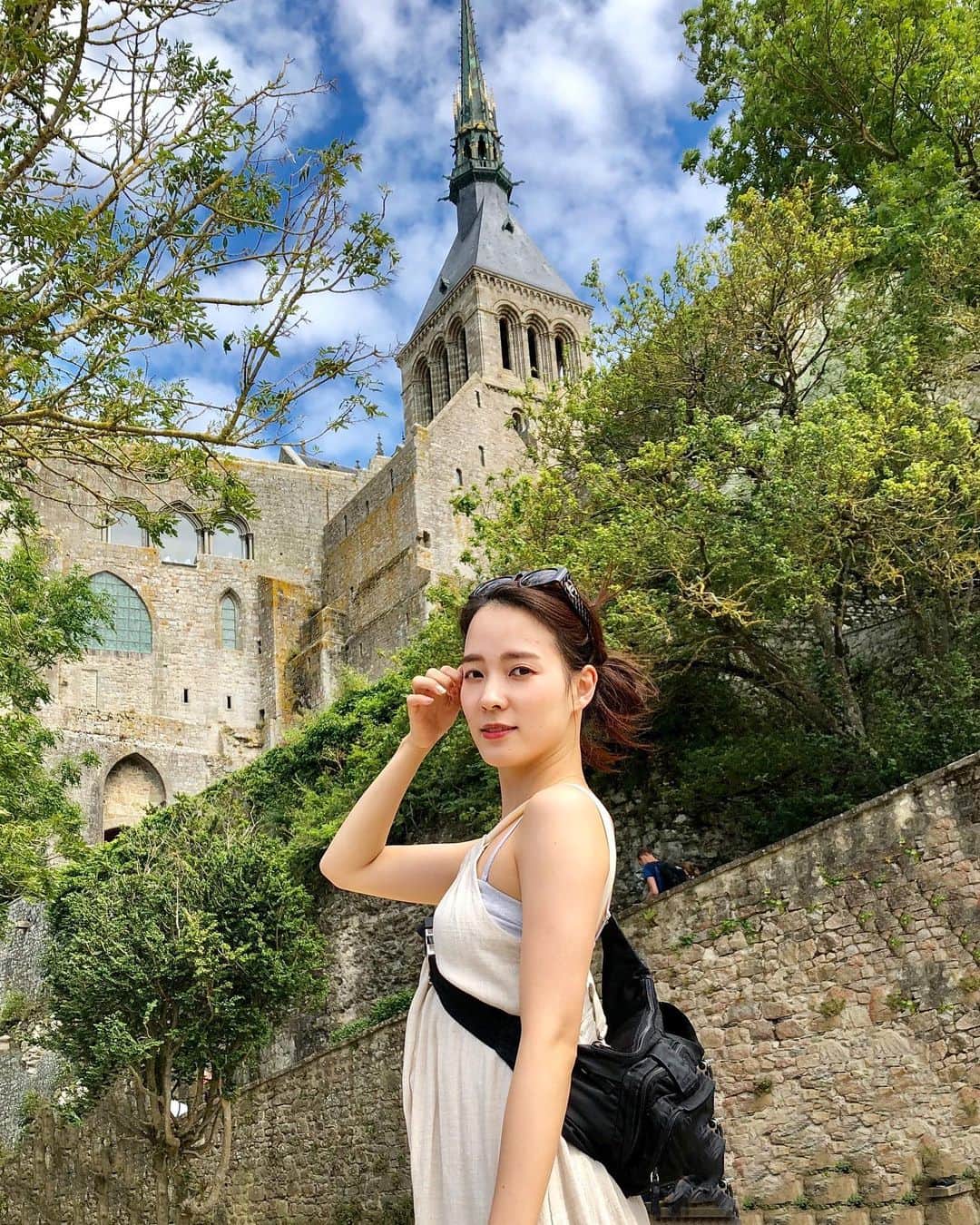 のインスタグラム：「旅の終わりが近づいて参りました…🥺明日はフランスの家電屋さんを巡ります。 ・ #家電女優  #なつこのフランス旅  #モンサンミッシェル  #世界遺産はじめてみた💕」