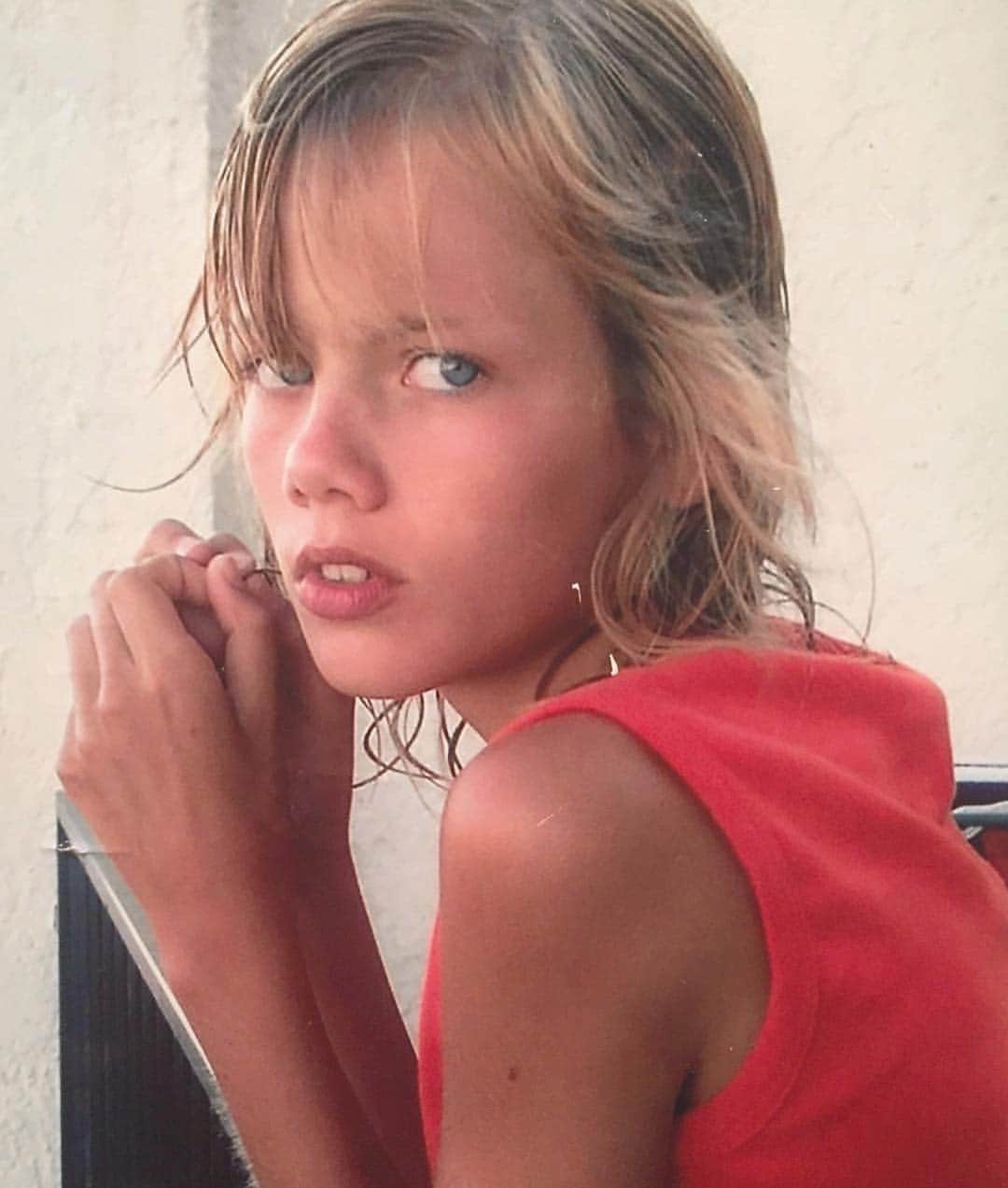 マリヤン・ジョンクマンのインスタグラム：「This picture was taking during a family holiday in Spain. I guess i was around 12 y/o and my sister decided to take a picture of me while we were getting ready to go out for dinner. I can't express in words how much I hated it when people took pictures of me. She was like: 'Marjan look here!'. I looked right in the camera and this is the result. Mad baby Marjan. Shoutout to my sis @ernajonkman . ❤️」