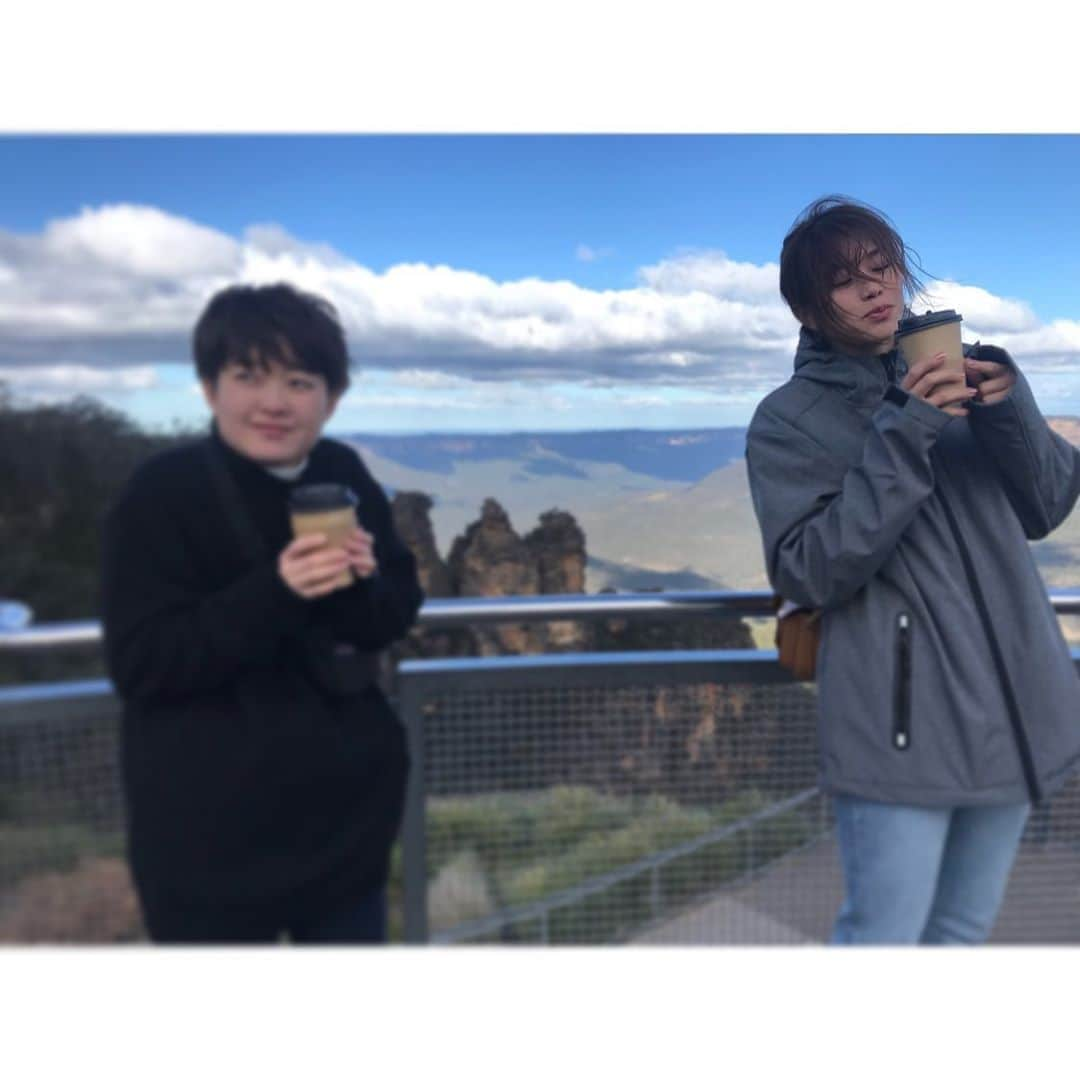 稲村亜美さんのインスタグラム写真 - (稲村亜美Instagram)「みんなでブルーマウンテンにいったものの 寒すぎて急遽上着と靴下を購入🥺🥺🥺 山は特別寒い😨 ホットラテを３回飲んでも全然寒い、、、 これもいい思い出です😅 次は夏にリベンジ！！！！ #オーストラリアの思い出🇦🇺 #なんとも言えない表情 笑 #絶景だけど極寒  #ボロボロな1日でした 笑」7月12日 22時50分 - inamura_ami