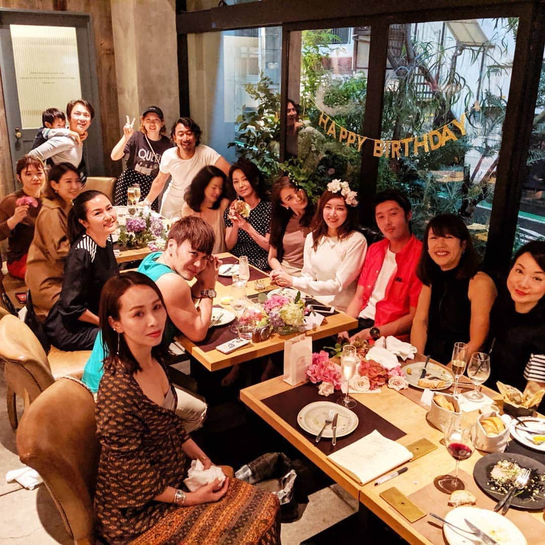 真山景子のインスタグラム：「@nica77official  #BIRTHDAY会  めっちゃ楽しかった❤大好きな人に囲まれてとても可愛い空間で幸せオーラ満載の仁香ちゃんに幸せ分けてもらいました❤ いつまでも可愛くて聡明で女性らしい仁香ちゃん、尊敬❤❤大好きよ😘 わこちゃんにお花アレンジしてもらました。やっぱりプロ❤」