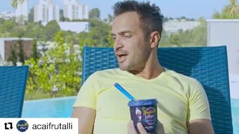アレッサンドロ・ローザ・ヴィエイラのインスタグラム：「@acaifrutalli  #Repost @acaifrutalli with @get_repost ・・・ Nosso mascote Açu e o crack @falcao12oficial estão no segundo episódio do Açaí Brothers, e dessa vez o Açu quer aprender a jogar Futsal, mas Falcão tem uma condição para ensinar. Confira no vídeo se Açu aceitou !  #frutalli #OMelhorSabordoAçaí #acaí #falcão12」
